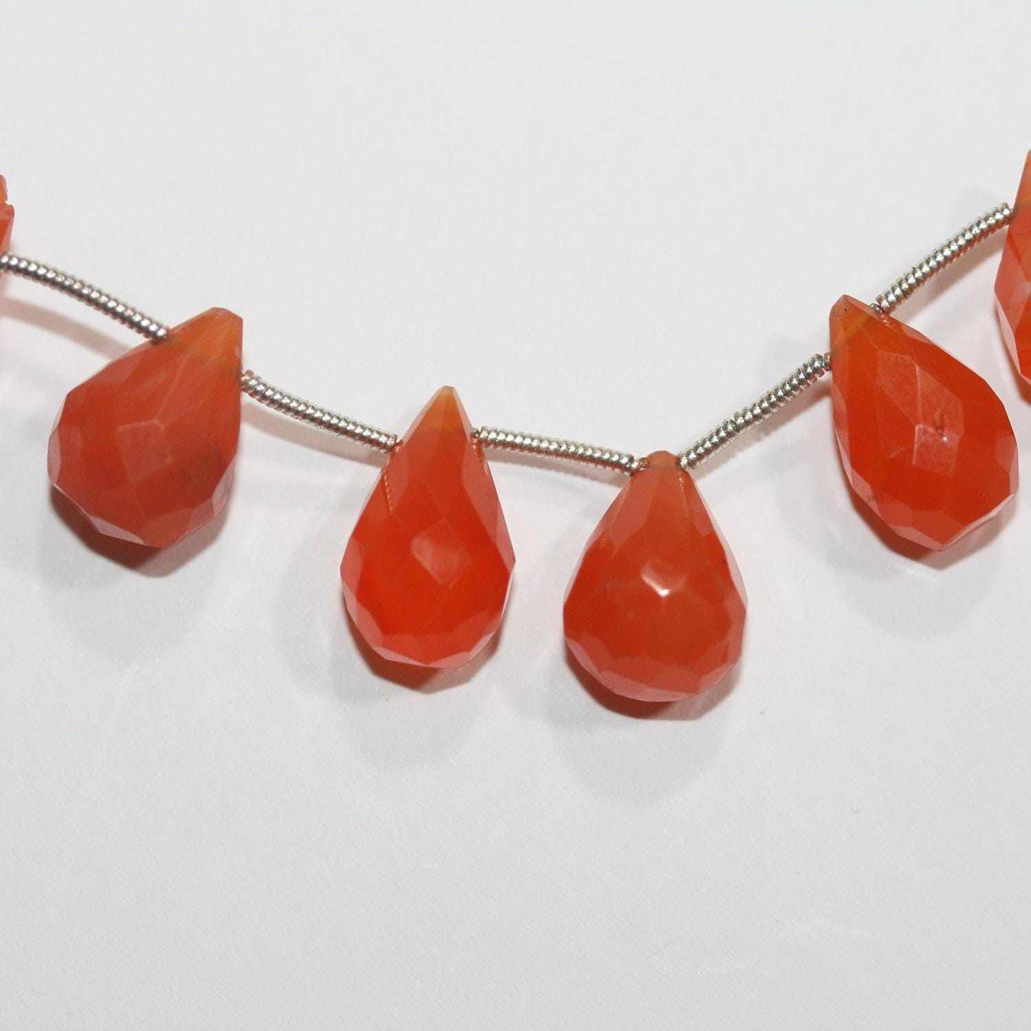 Cuentas de cornalina santa facetadas de 18 cm (7"), 20 x 13 mm (aprox.). Hilo de 18 cm.