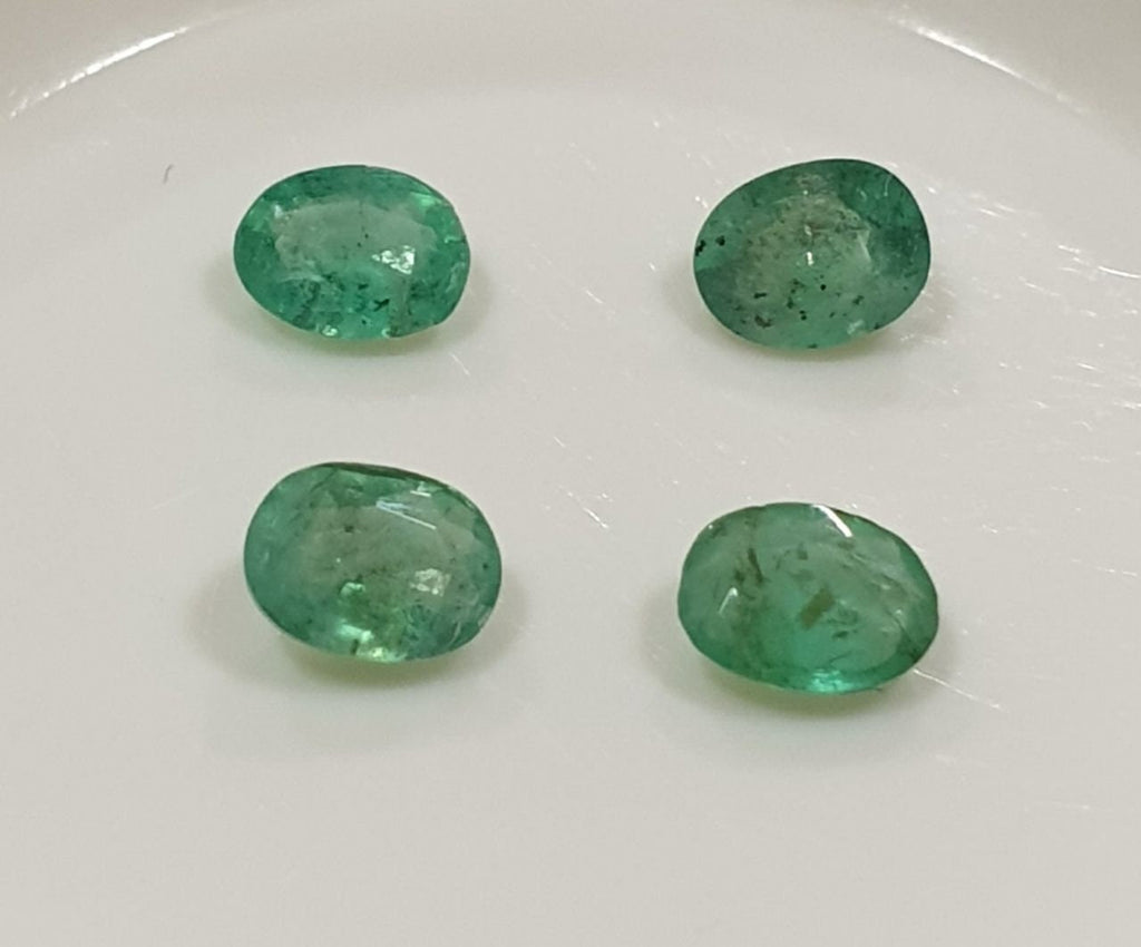 Lote de 4 esmeraldas ovaladas de 4 x 3 mm - Esmeraldas diminutas - Piedras preciosas naturales - Lote de esmeraldas africanas