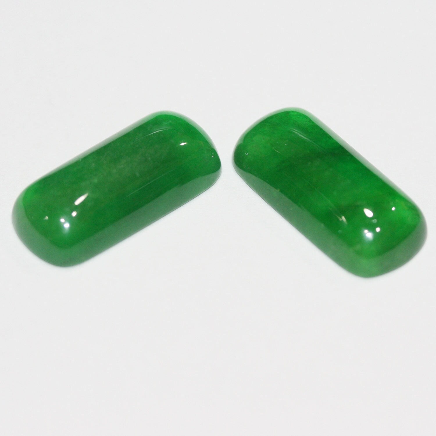 Lote de 2 cabujones rectangulares de jade verde de 24 x 11 mm. (2 uds.)