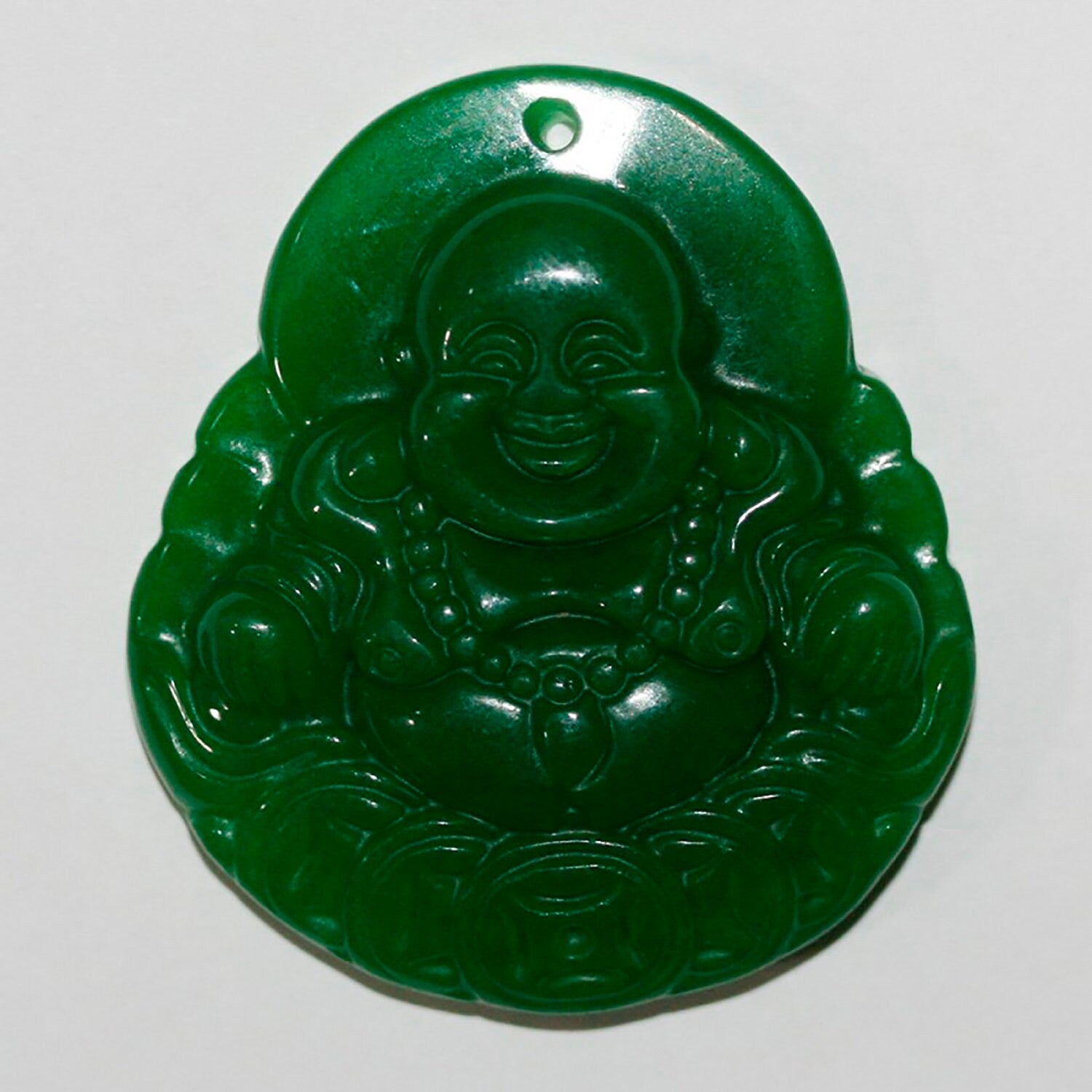 Pendentif en jade vert, environ 45 x 40 mm.