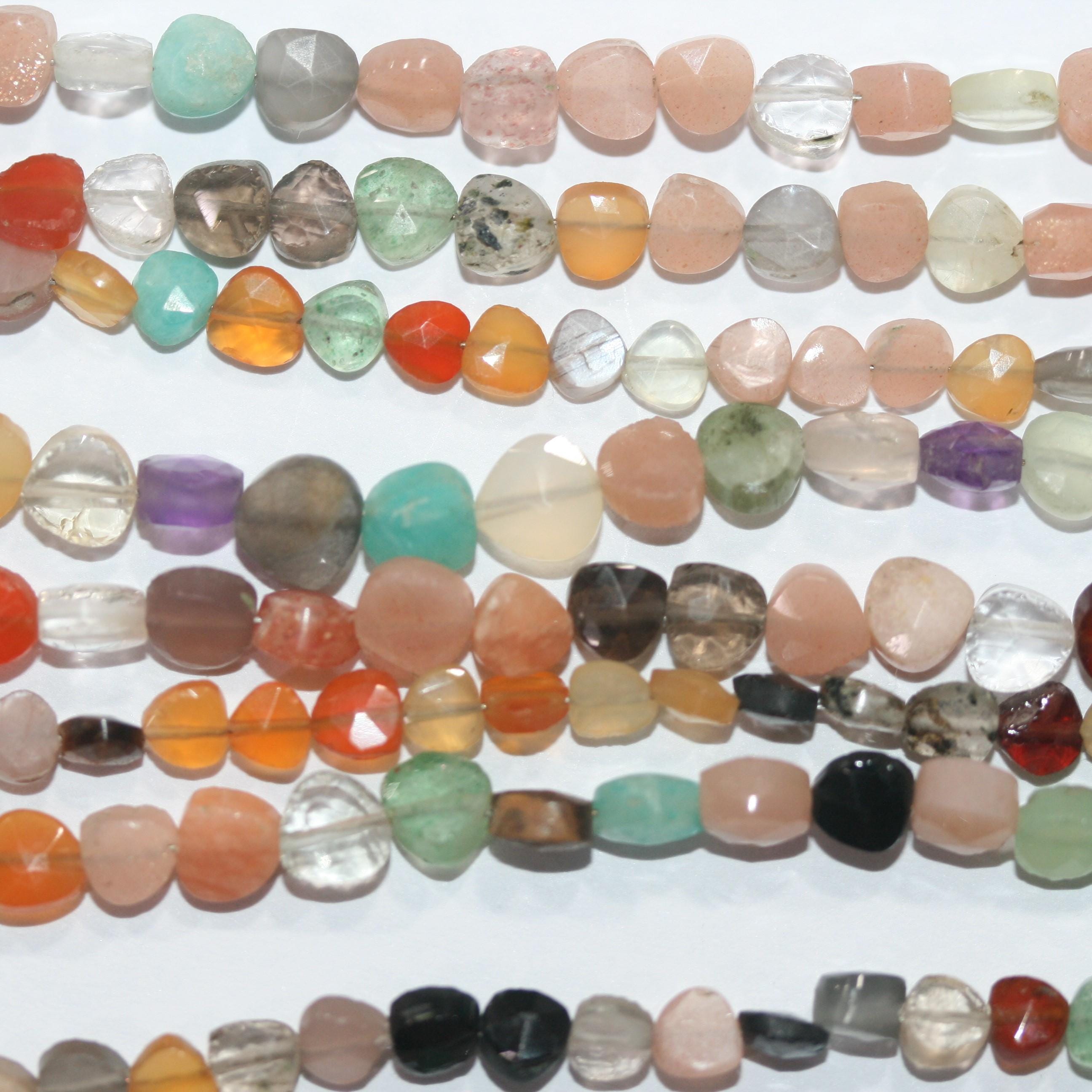 Perles en forme de cœur, serties de pierres multicolores, de 8 à 10 mm environ. Longueur du fil : 20 cm. Réf. 15010