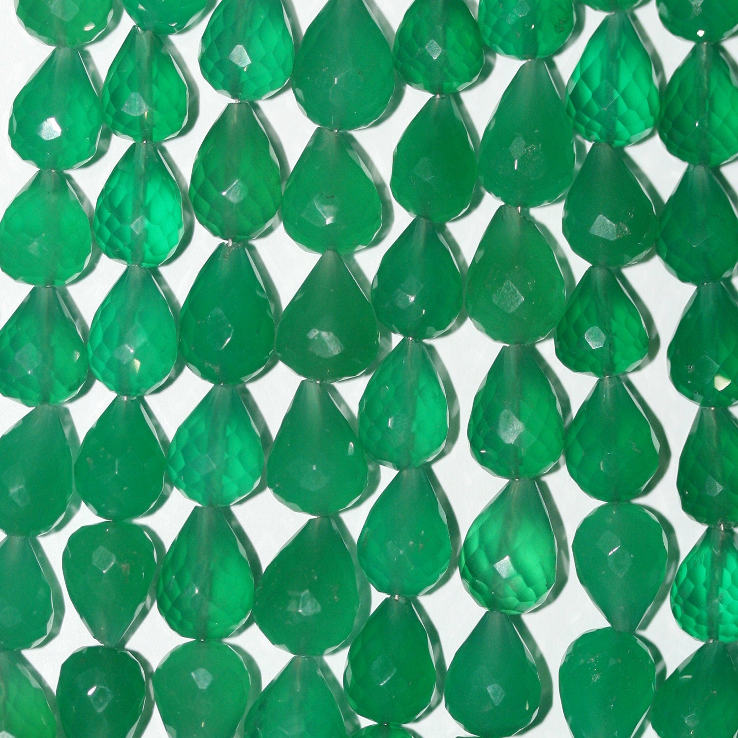 Perles en onyx vert clair facettées, 8 pouces (environ 21 cm), 11 x 8 mm. Longueur du fil : 21 cm. Perles percées sur le dessus.