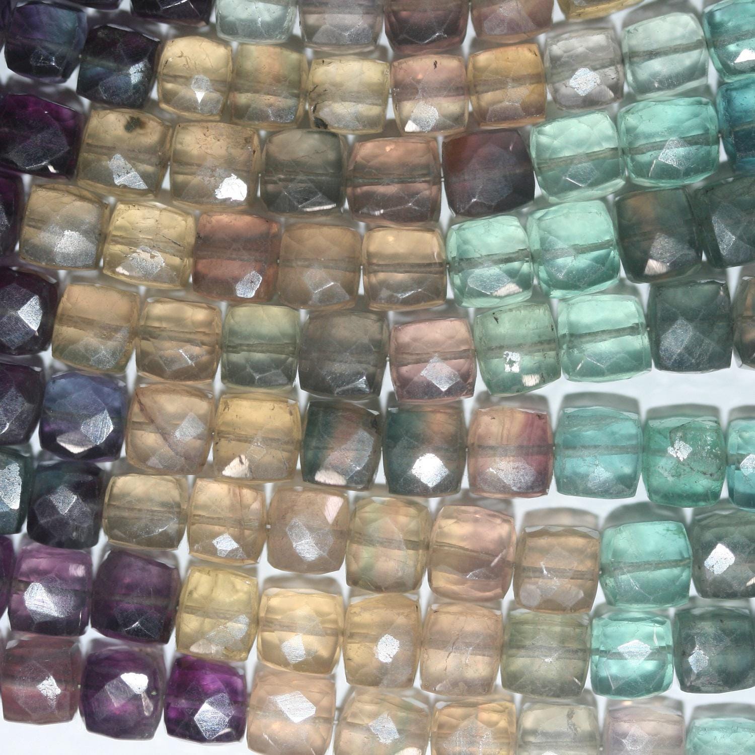 Perles cubiques à facettes en fluorite St de 8 pouces (5-6 mm) - Fil de 20 cm