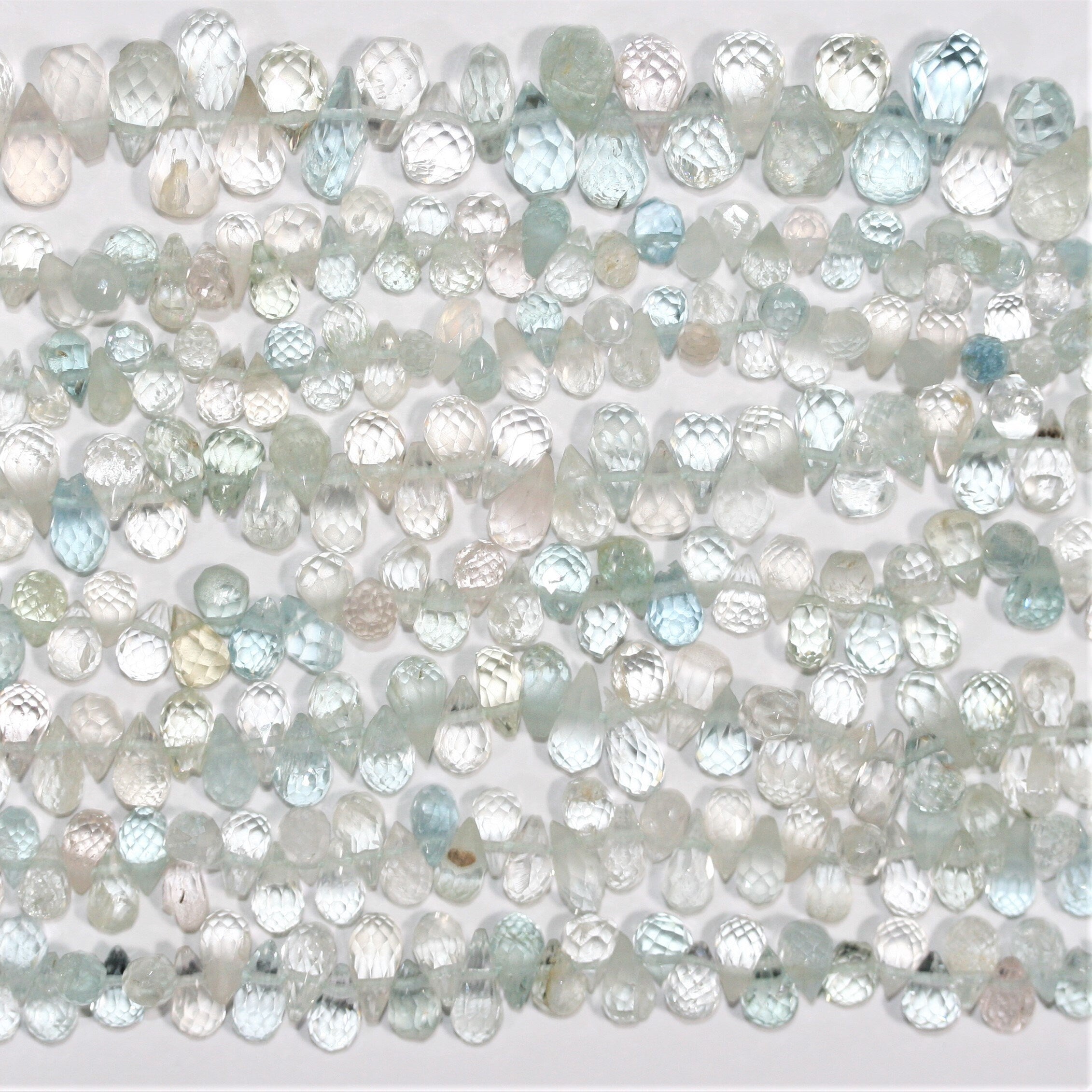 Perles en aigue-marine facettées en forme de goutte, 9 pouces, 7 x 5 mm. Longueur du fil : environ 22 cm.