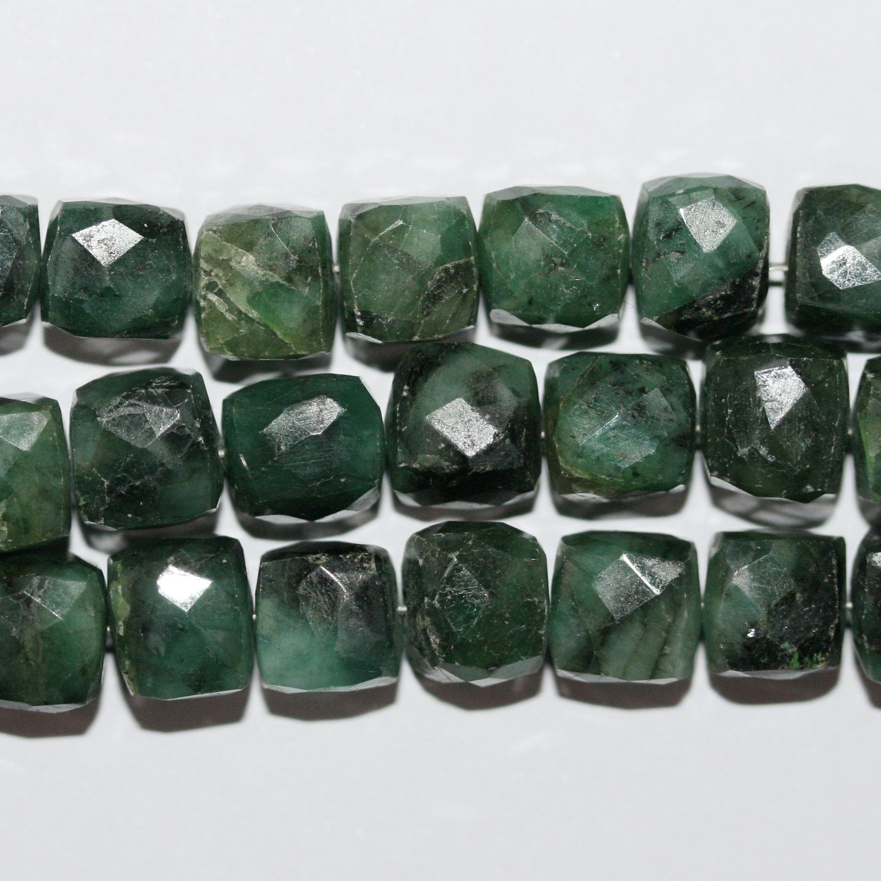 Perles cubiques à facettes émeraude de 20 cm (8-9 mm) - Fil de 20 cm