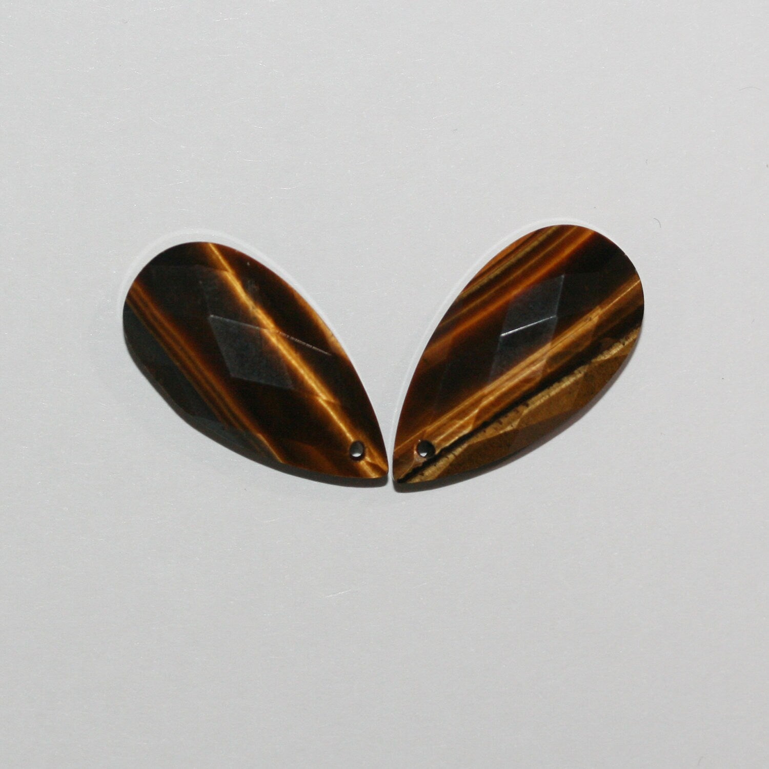 Pendentif goutte à facettes œil de tigre 25x13mm.( 1 paire )