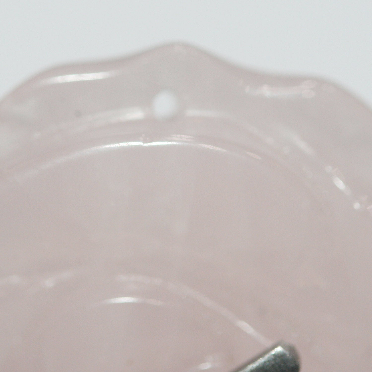 Pendentif fleur sculptée en quartz rose 30 mm