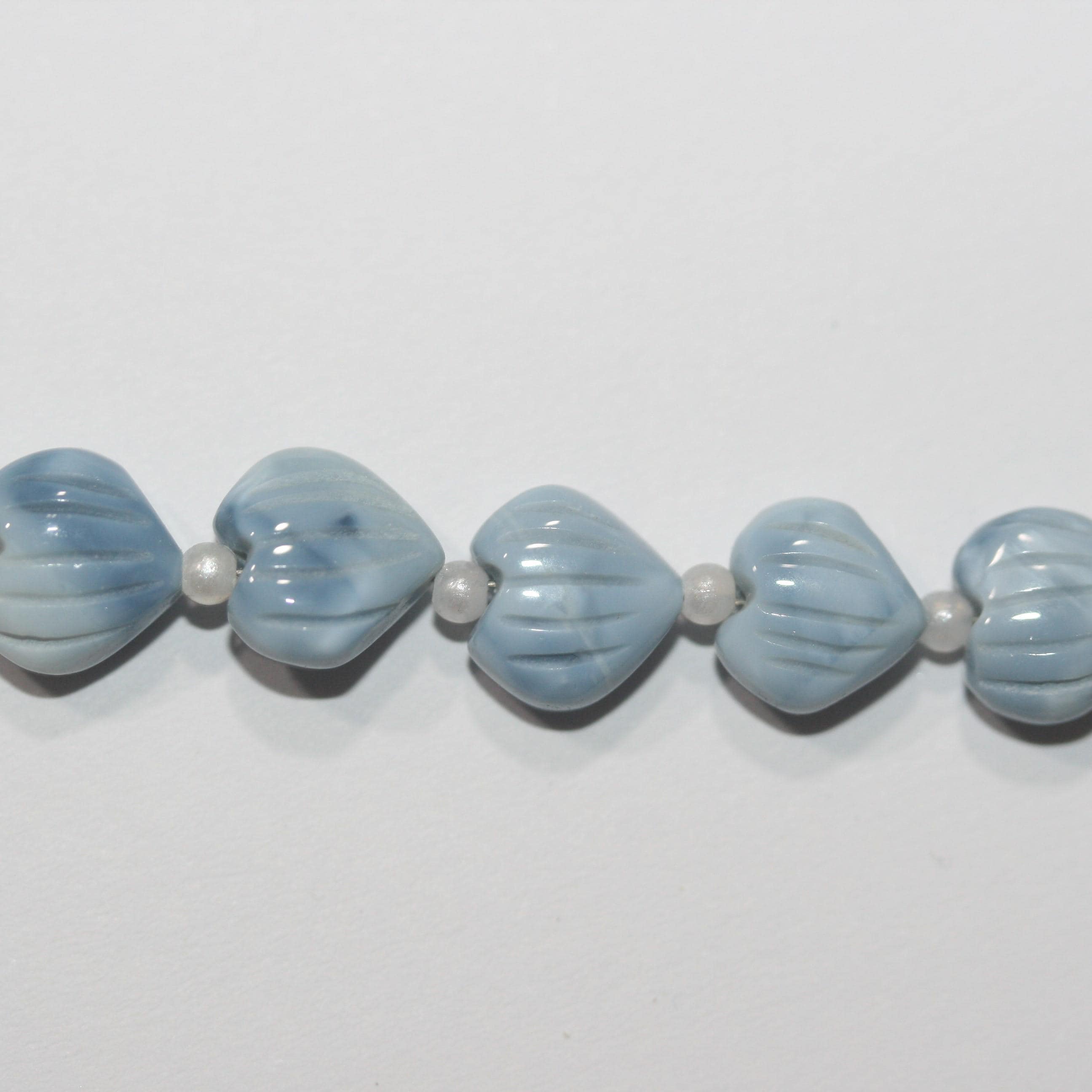 Cuentas de corazón galonadas de ópalo azul de 8" (8-10 mm). Aprox. - Hilo de 20 cm. - Artículo 15008