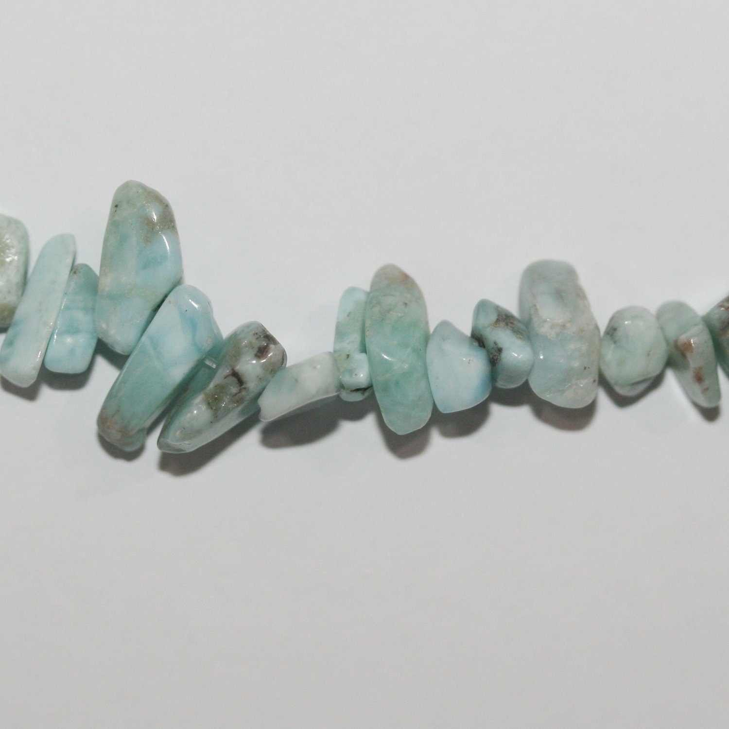 Cuentas irregulares de larimar St. de 81 cm (32"), lisas, de 4-8 mm. Aprox. - Hilo de 80 cm.