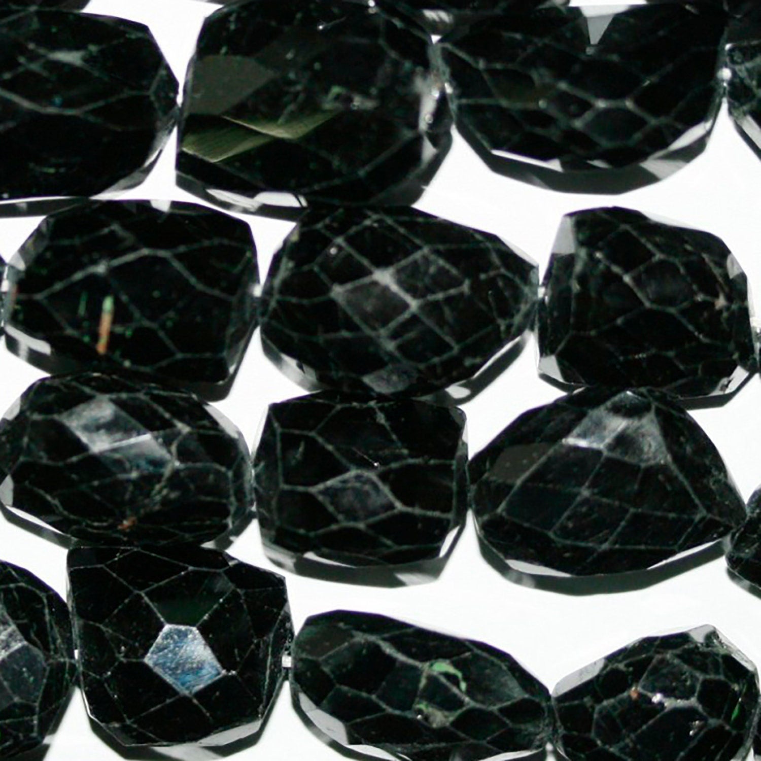 Pépite de tourmaline noire facettée de 15 pouces, 16-17 mm environ, brin de 39 mm.