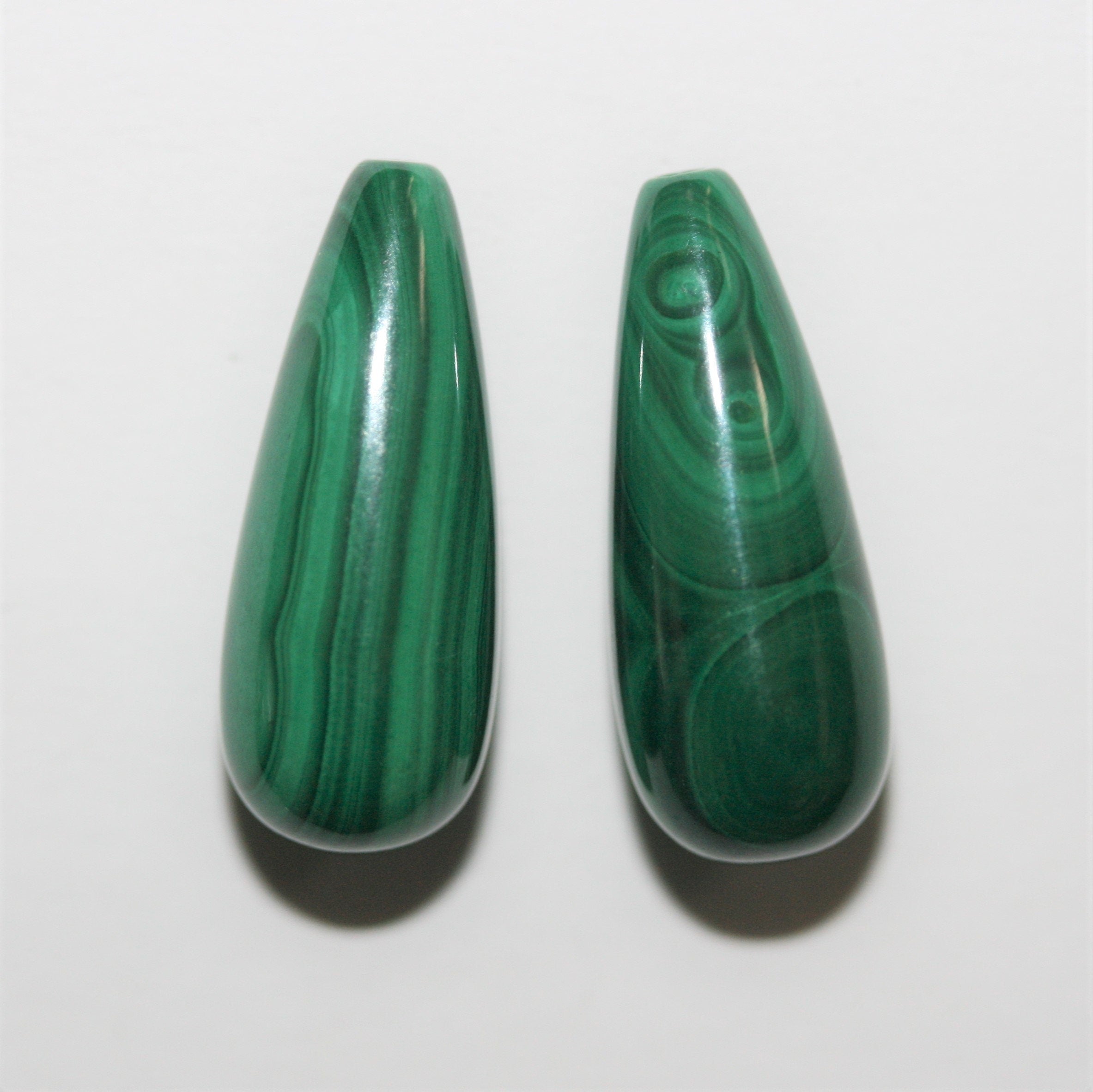 Malaquita Gota Lisa Semiperforada 20x8mm.- 1 Par