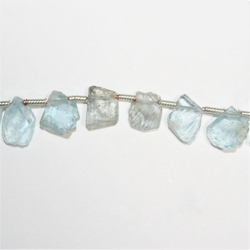 Perles plates irrégulières en aigue-marine de 8 pouces (environ 20 cm), diamètre 9-10 mm. Longueur du fil : 20 cm environ.