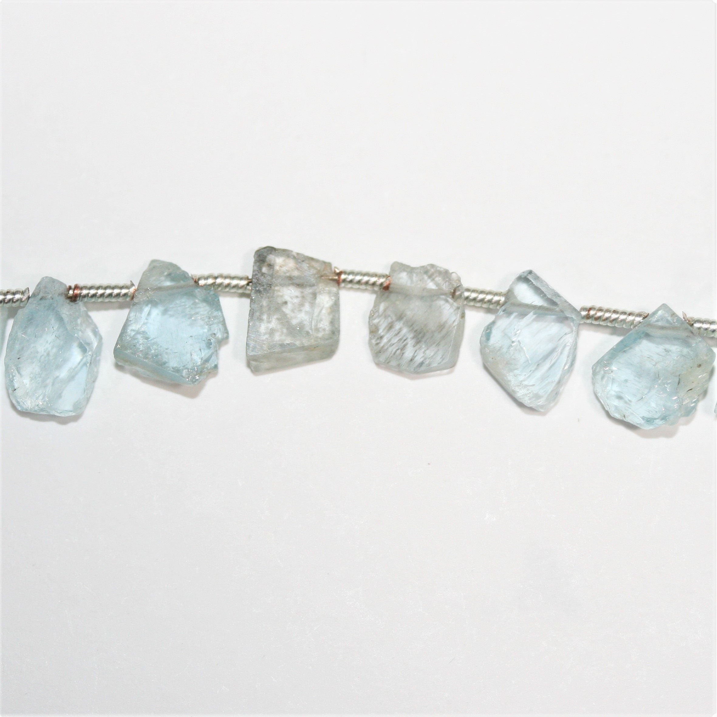 Perles plates irrégulières en aigue-marine de 8 pouces (environ 20 cm), diamètre 9-10 mm. Longueur du fil : 20 cm environ.