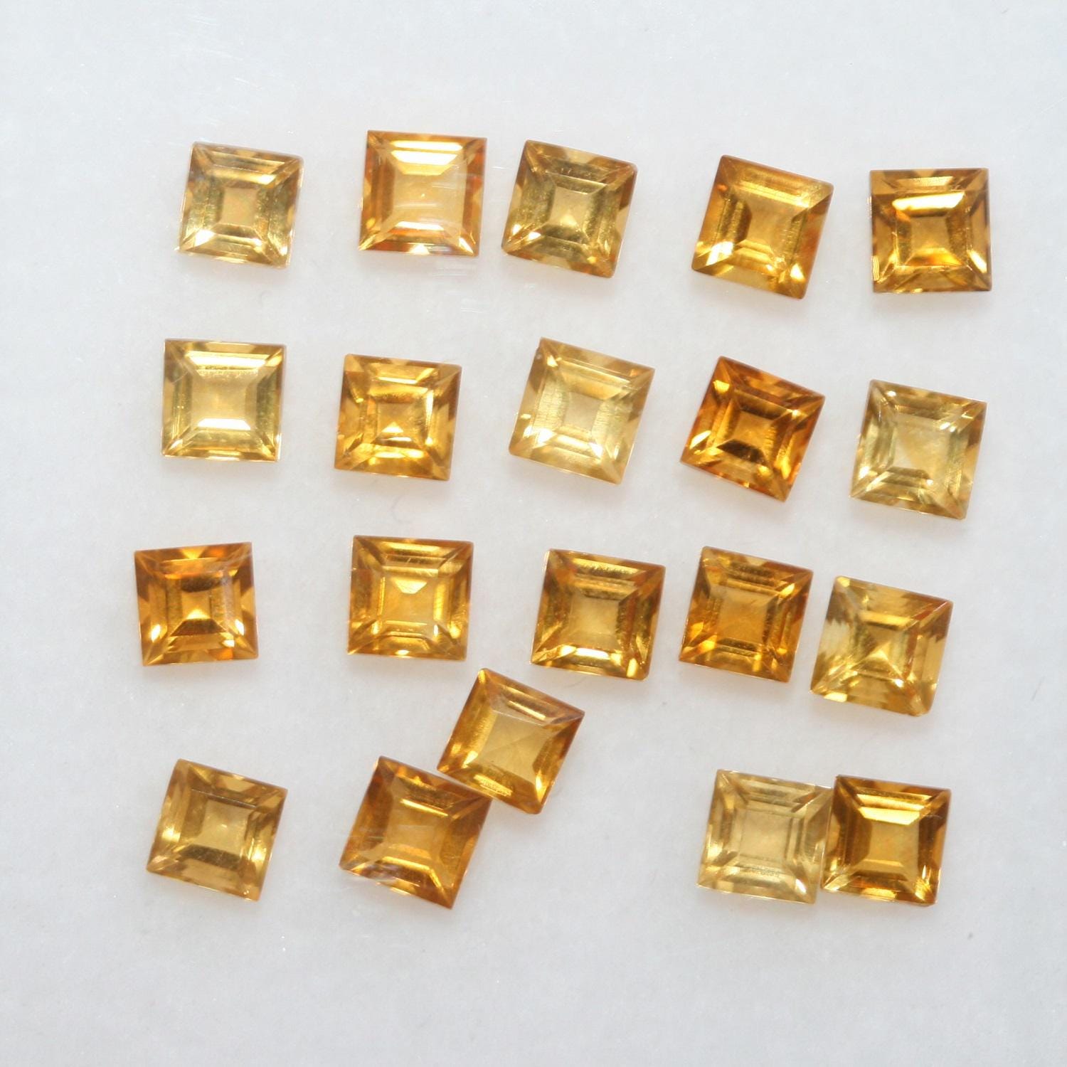 Lote de 20 piezas de citrino facetado cuadrado de 3,5 mm. (20 piezas).