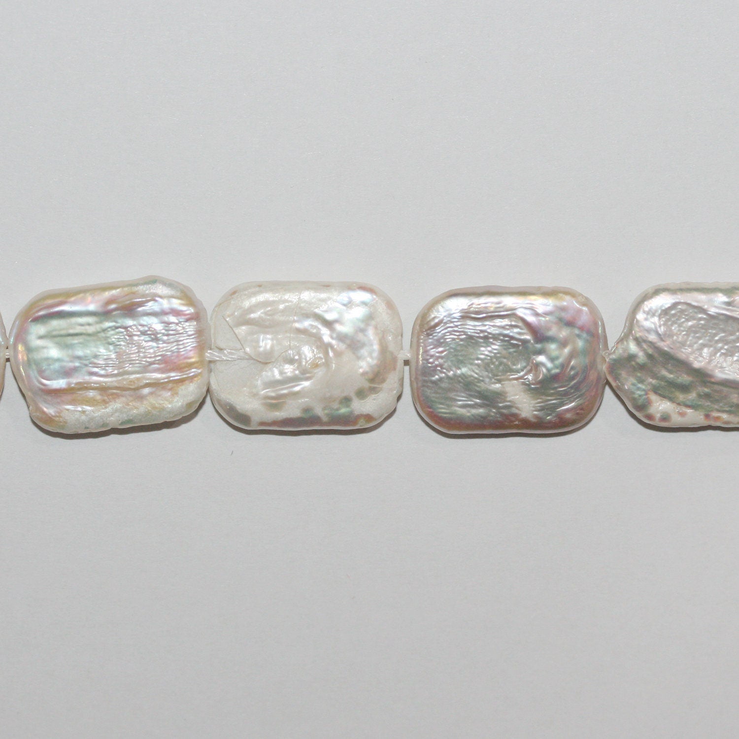 Perles de culture naturelles de 39 cm (15 pouces), forme rectangulaire irrégulière, 18 x 13 mm environ. Collier de 39 cm. Prix de gros.