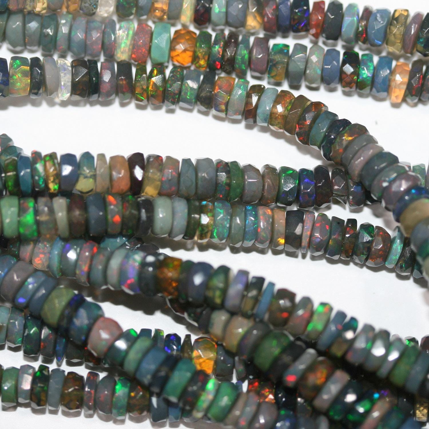 Cuentas redondas facetadas de ópalo etíope negro de 40 cm. 8,5 x 3 mm - 4 x 2 mm. Hilo de 40 cm.