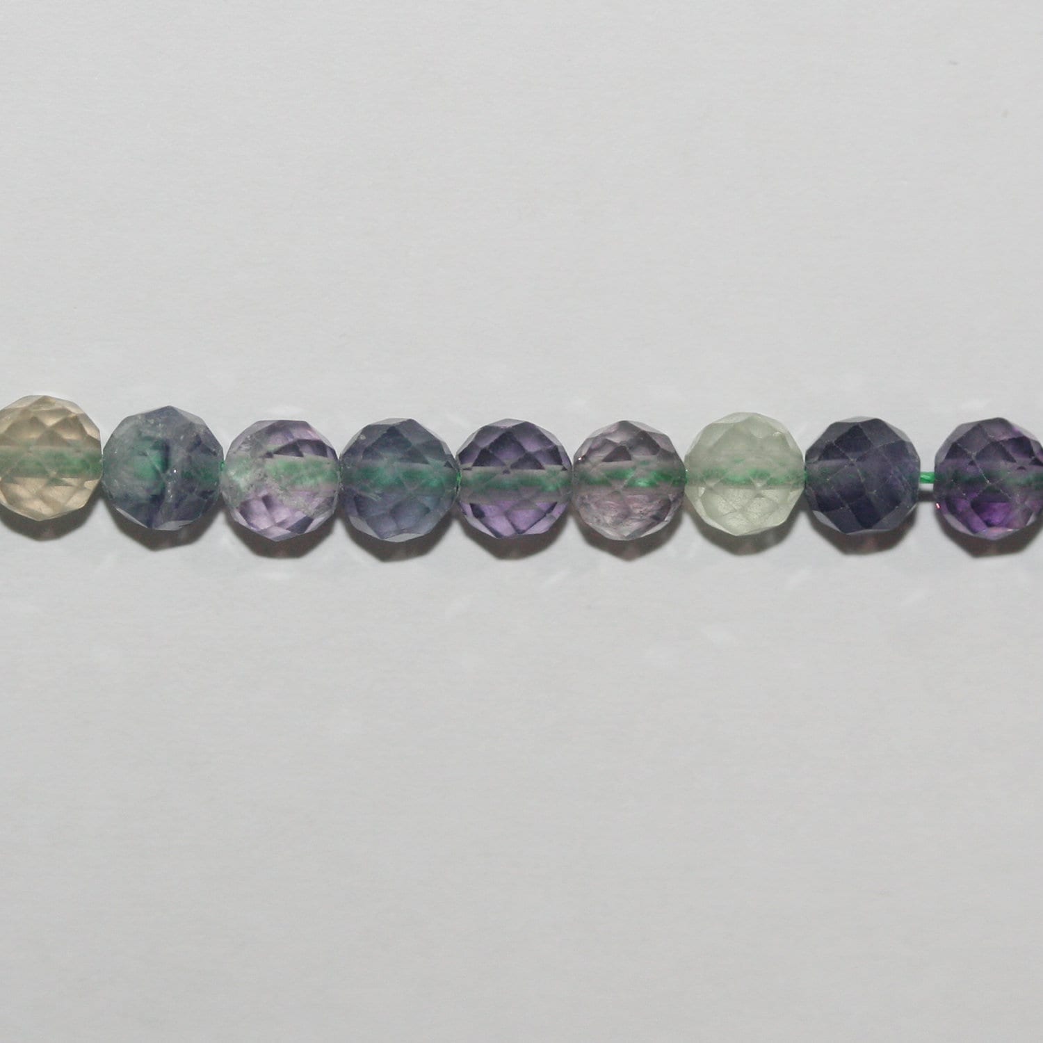 Perles rondes à facettes en fluorite St de 15 pouces, 4-4,5 mm. - Fil de 38 cm.