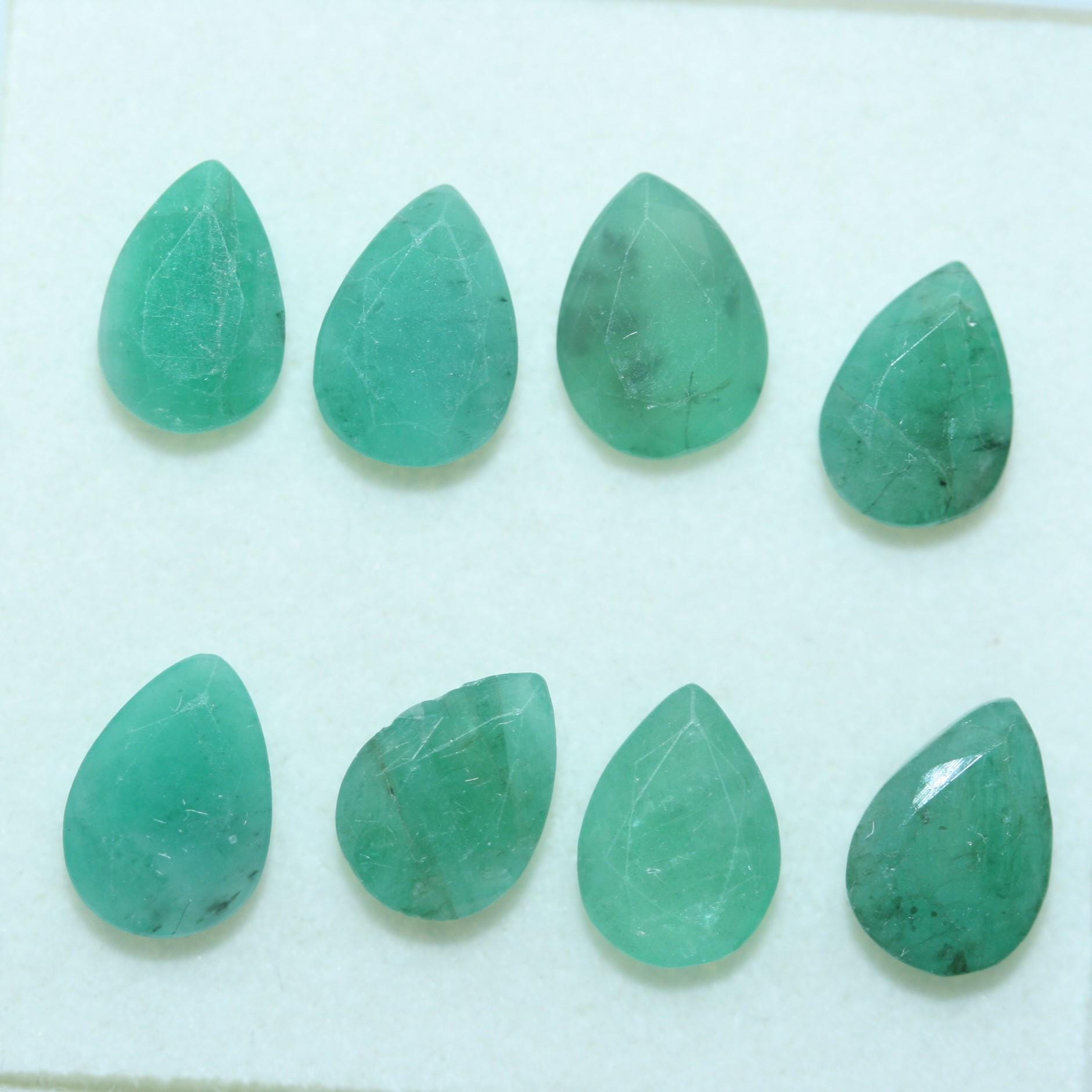 Lot de 8 gouttes émeraude à facettes 9x6mm.