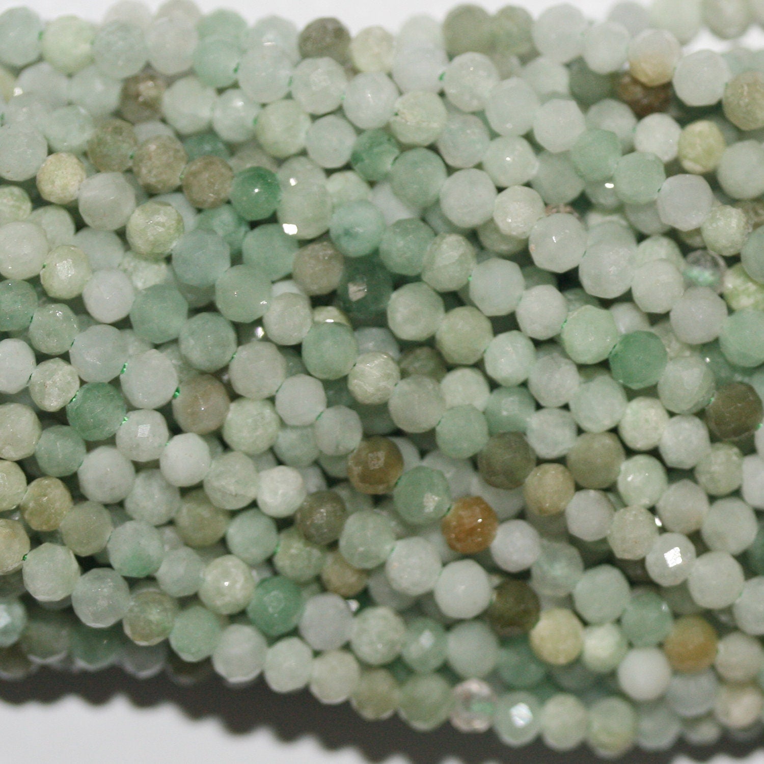 Perles rondes à facettes en jade de Sainte-Birmanie de 15 pouces, 3 mm - Brin de 39 cm.
