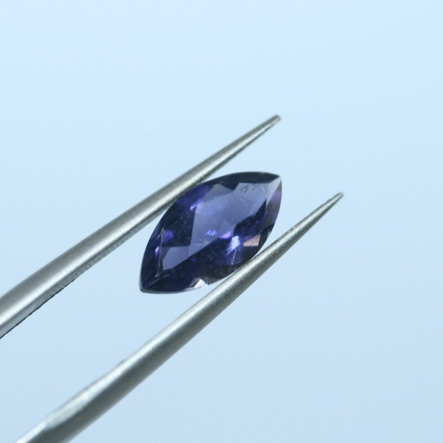 Lot d'iolites facettées en forme de marquise 12x6mm. (4 pièces).