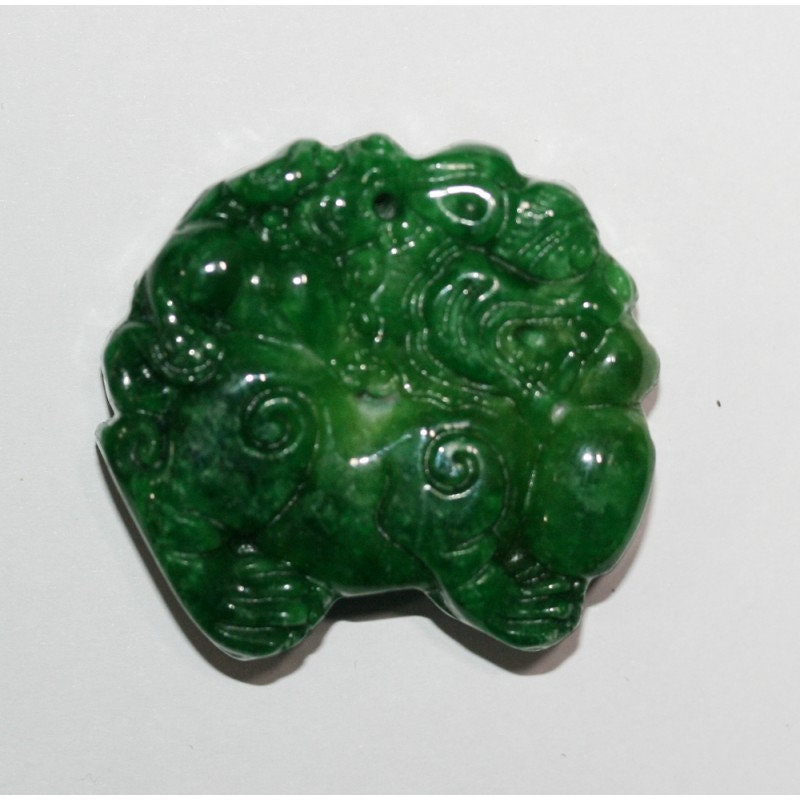 Colgante grande de jade verde tallado (45 x 40 mm) - Proveedor mayorista de joyería