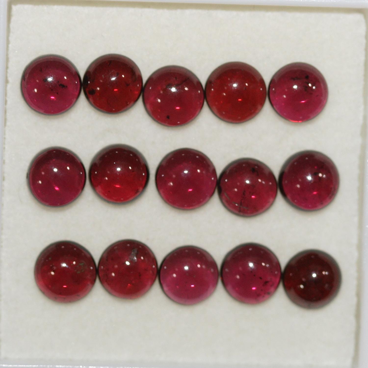 Lote de 15 cabujones redondos de granate de 6 mm. (15 uds.)