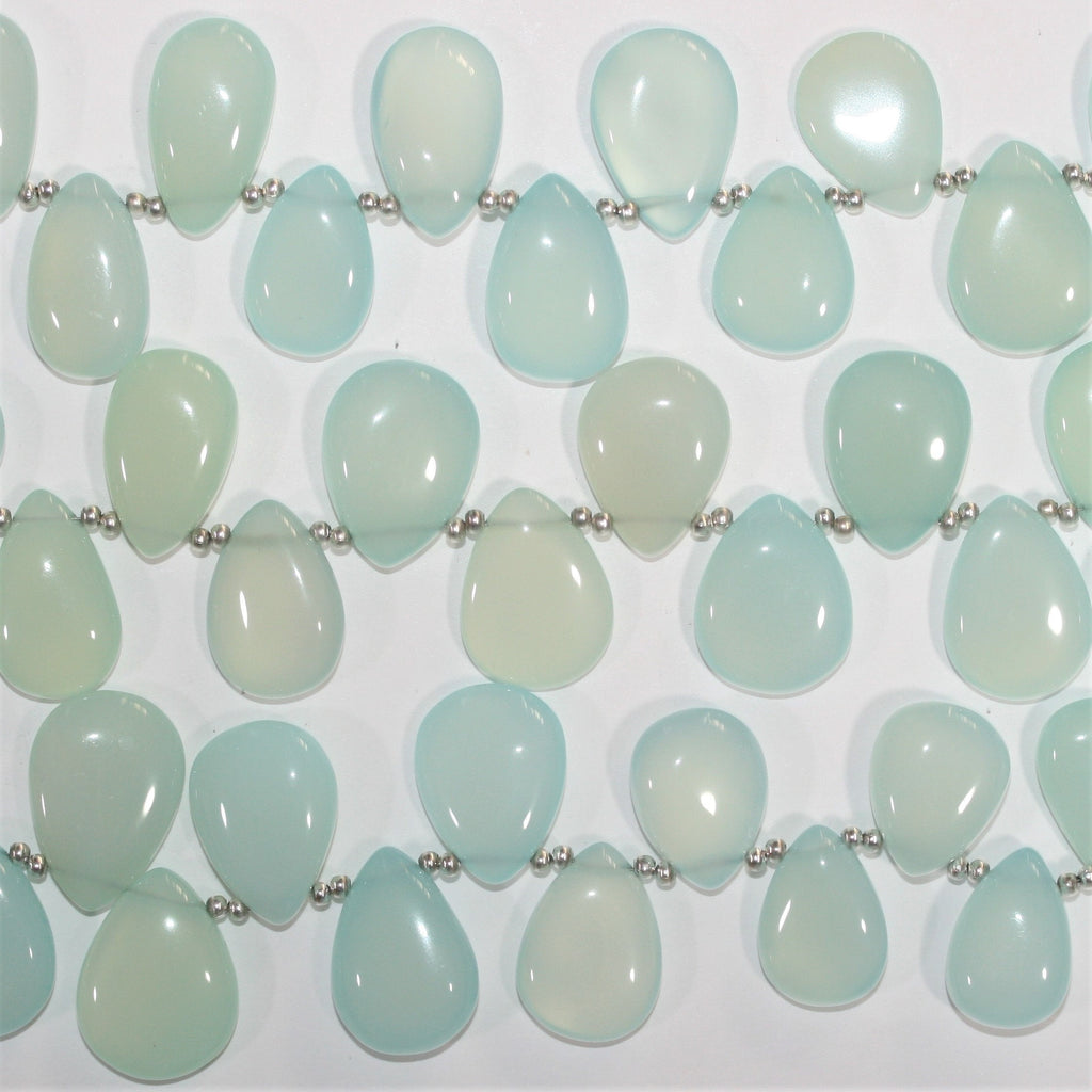 Perles en calcédoine bleu-vert lisses en forme de goutte, 20 x 13 mm. Longueur du fil : environ 22 cm.