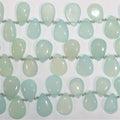 Perles en calcédoine bleu-vert lisses en forme de goutte, 20 x 13 mm. Longueur du fil : environ 22 cm.