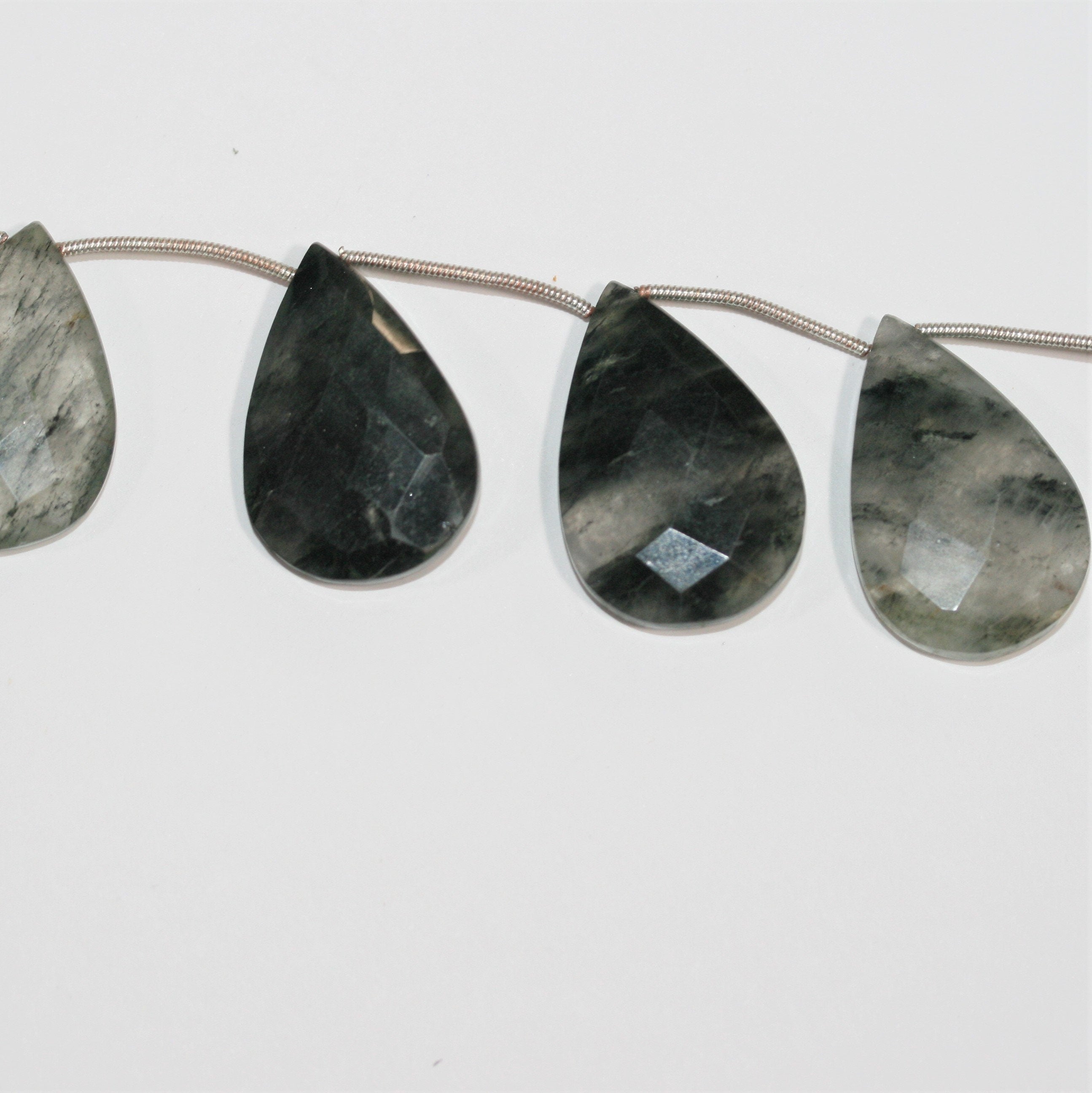 Cuentas de cuarzo turmalinado facetadas de 7" x 27 x 18 mm. Aprox. - Hilo de 17 cm.