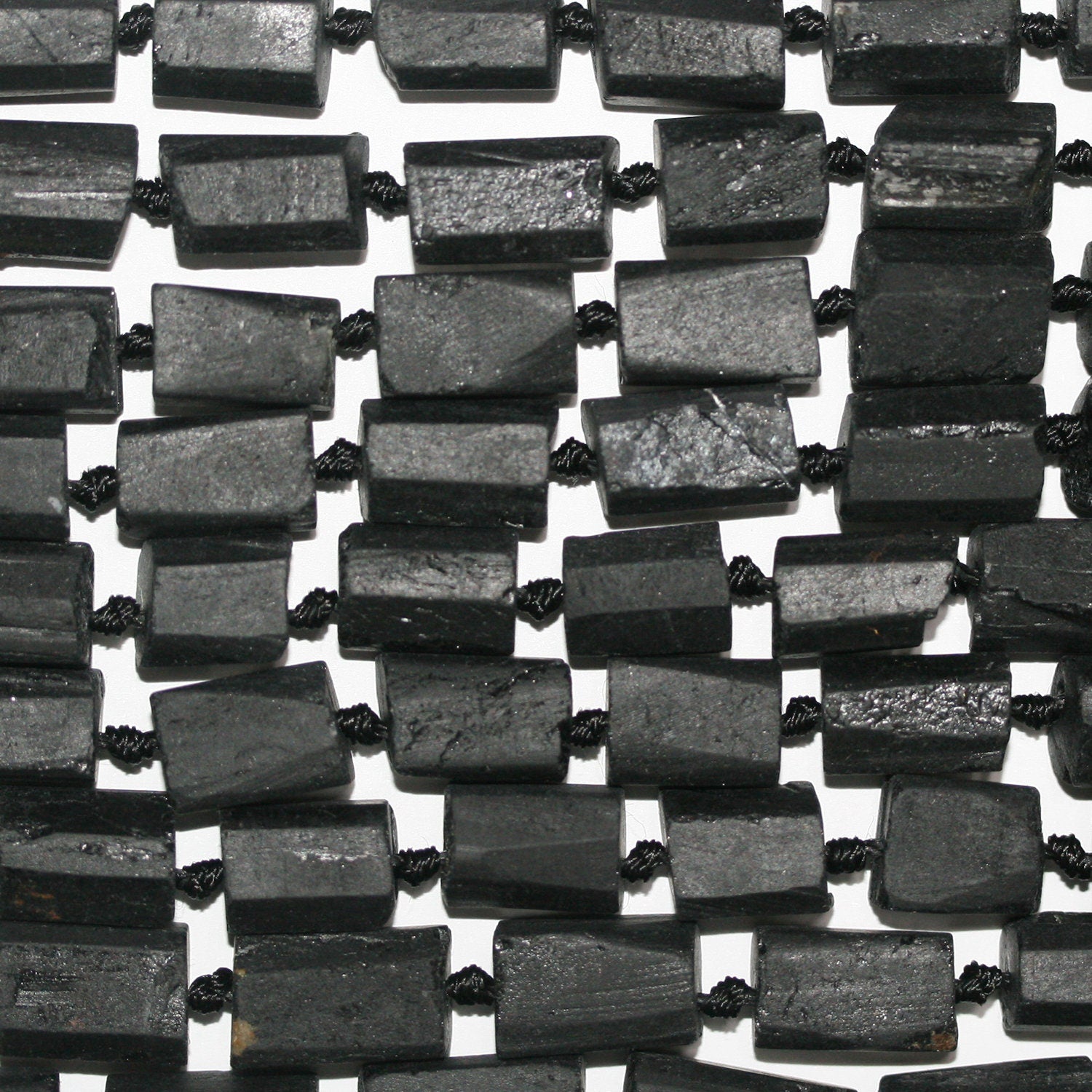 Cuentas de turmalina negra facetadas sin pulir, 16", 14 x 10 mm. Longitud aproximada: 40 cm.