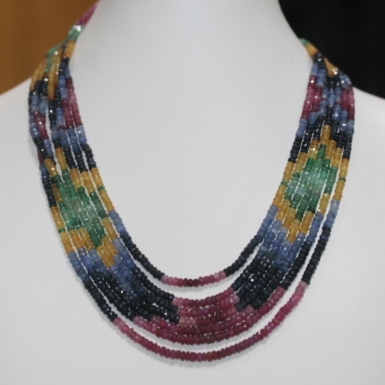 Collier rubis-saphir-émeraude, rondelles facettées 3,5 x 2 mm (environ). (7 rangs) Longueur d'un rang : 45 cm. - Réf. 14969