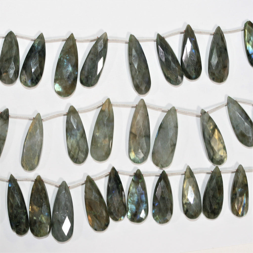 Perles en forme de goutte à facettes graduées en Labradorite de 8 pouces (21 x 9 à 30 x 11 mm). Longueur approximative du brin : 21 cm.