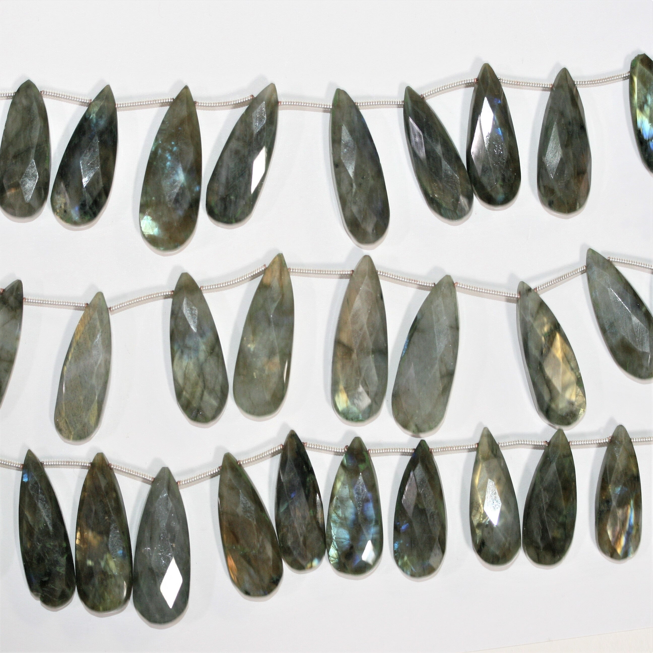 Perles en forme de goutte à facettes graduées en Labradorite de 8 pouces (21 x 9 à 30 x 11 mm). Longueur approximative du brin : 21 cm.