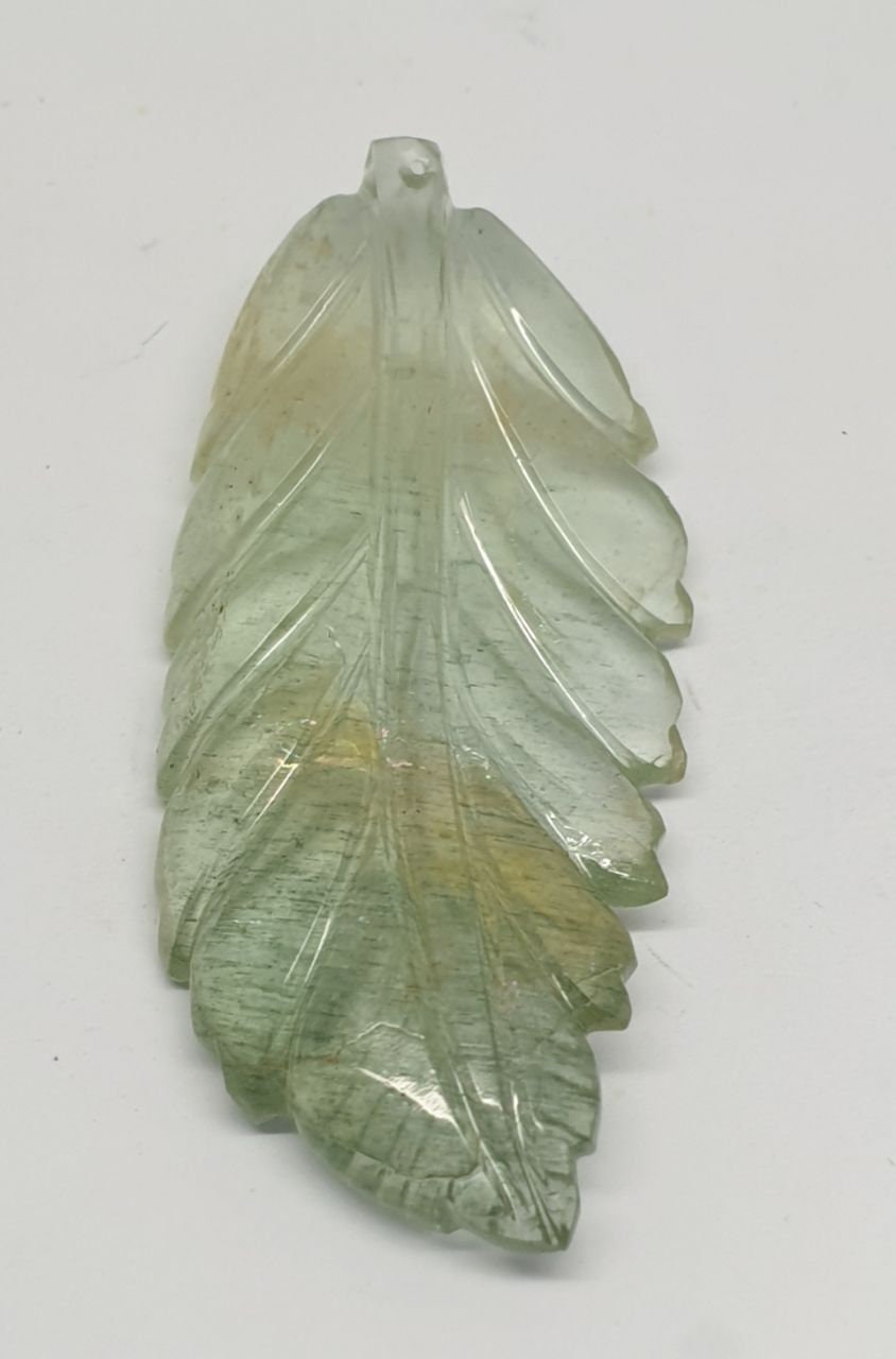 Colgante único de hoja de aguamarina tallada de 49,5 x 22,3 mm. Talla única. Piedras naturales. Poder curativo positivo. 52,25 ct.