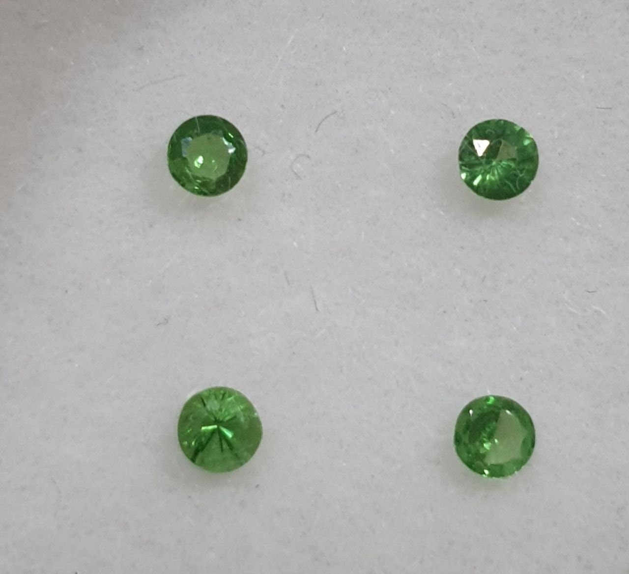 Lot de grenats tsavorites ronds à facettes de 2,2 mm (4 pièces) - Pierres précieuses en vrac - Prix de gros