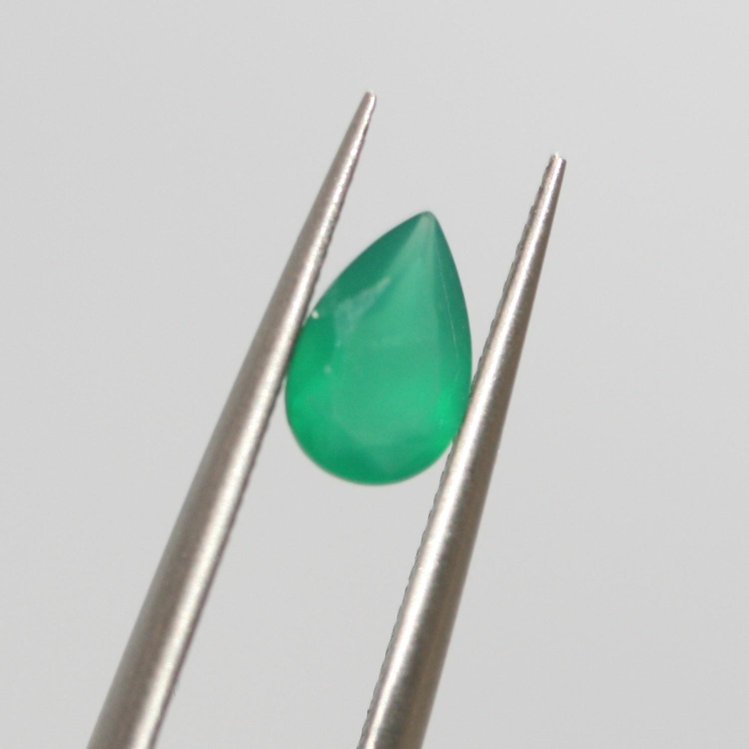 Lot de 10 pierres précieuses en onix vert facettées en forme de goutte, 7 x 5 mm. - Vente en gros de pierres taillées de qualité supérieure