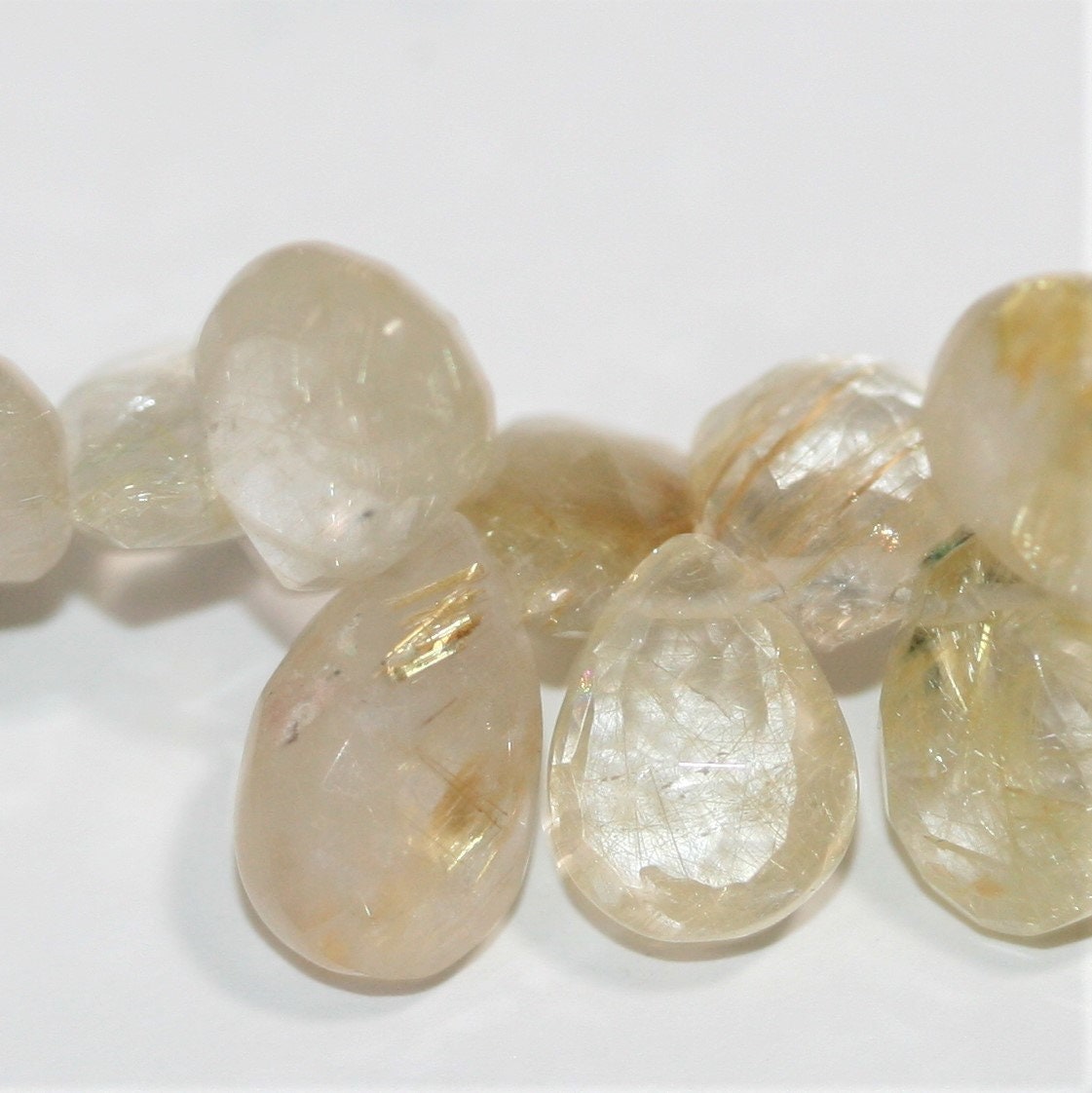 Perles en quartz rutile facettées de 9 pouces (12 x 8 mm). Longueur approximative du brin : 22 cm.