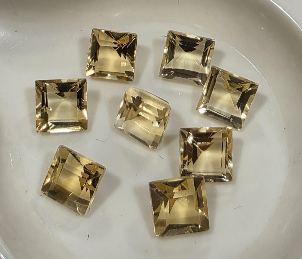 Lote de 8 citrinos facetados cuadrados de 5 mm. Piedras preciosas naturales.