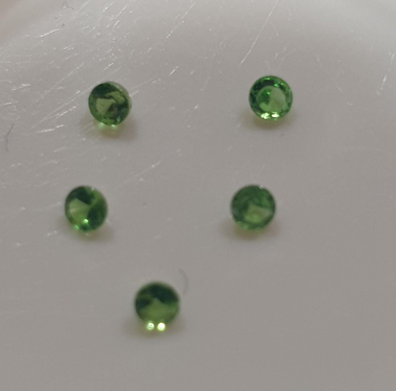 Lote de 5 piedras preciosas de granate tsavorita facetadas redondas de 2 mm. - Precio al por mayor.