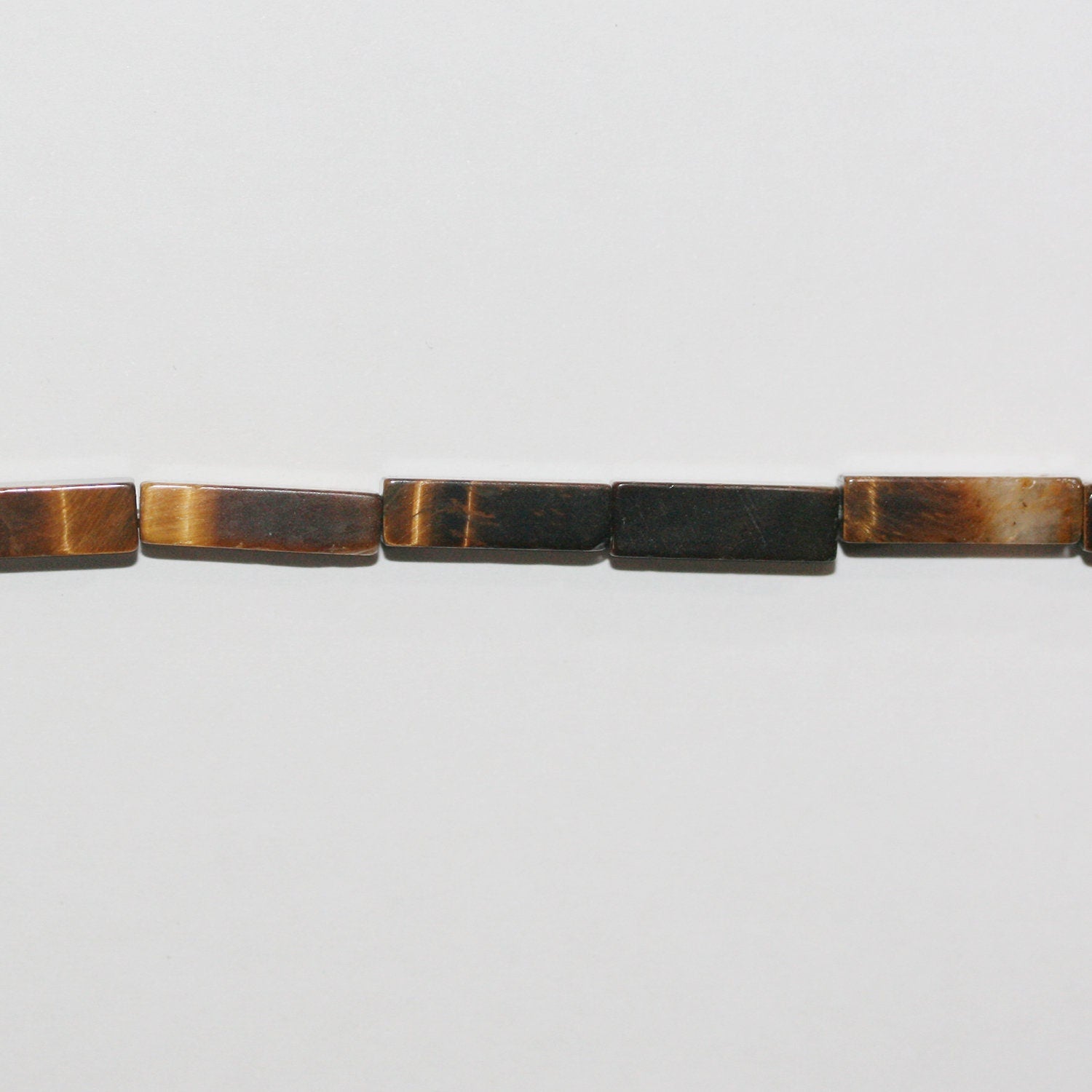 Perles prismatiques lisses œil de tigre St 15" 13x4mm.- Brin 39cm.