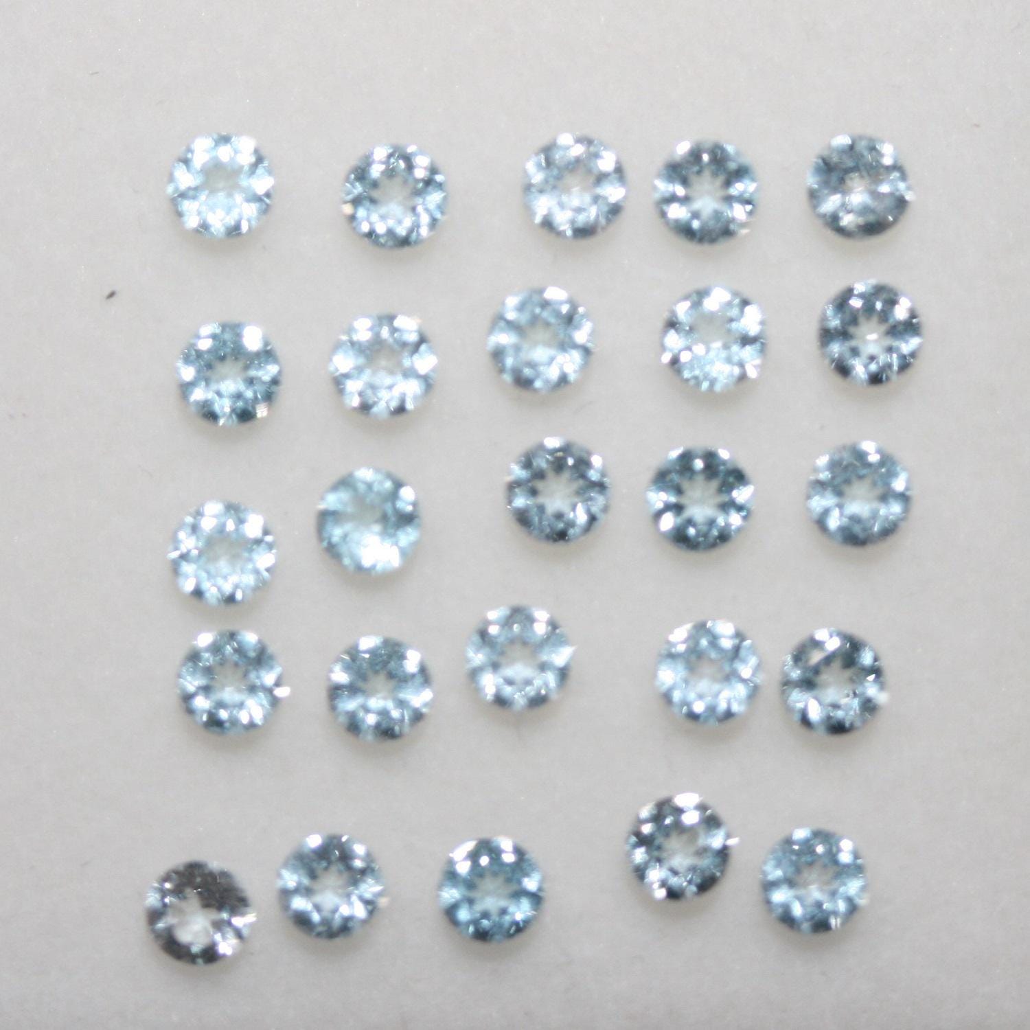 Lote de 25 topacios celestes redondos facetados de 3 mm. (25 piezas)