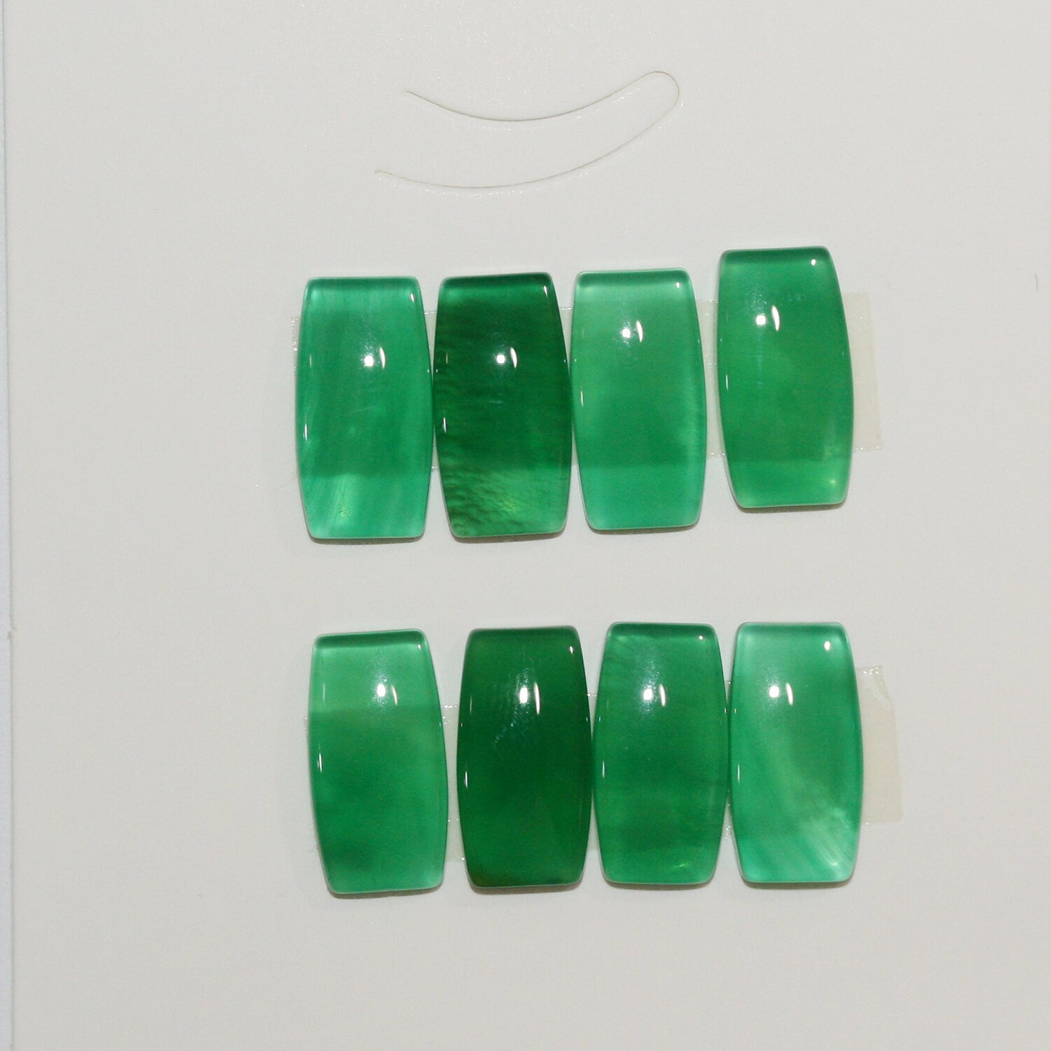 8 cabochons rectangulaires en agate verte de 15 x 8 mm.
