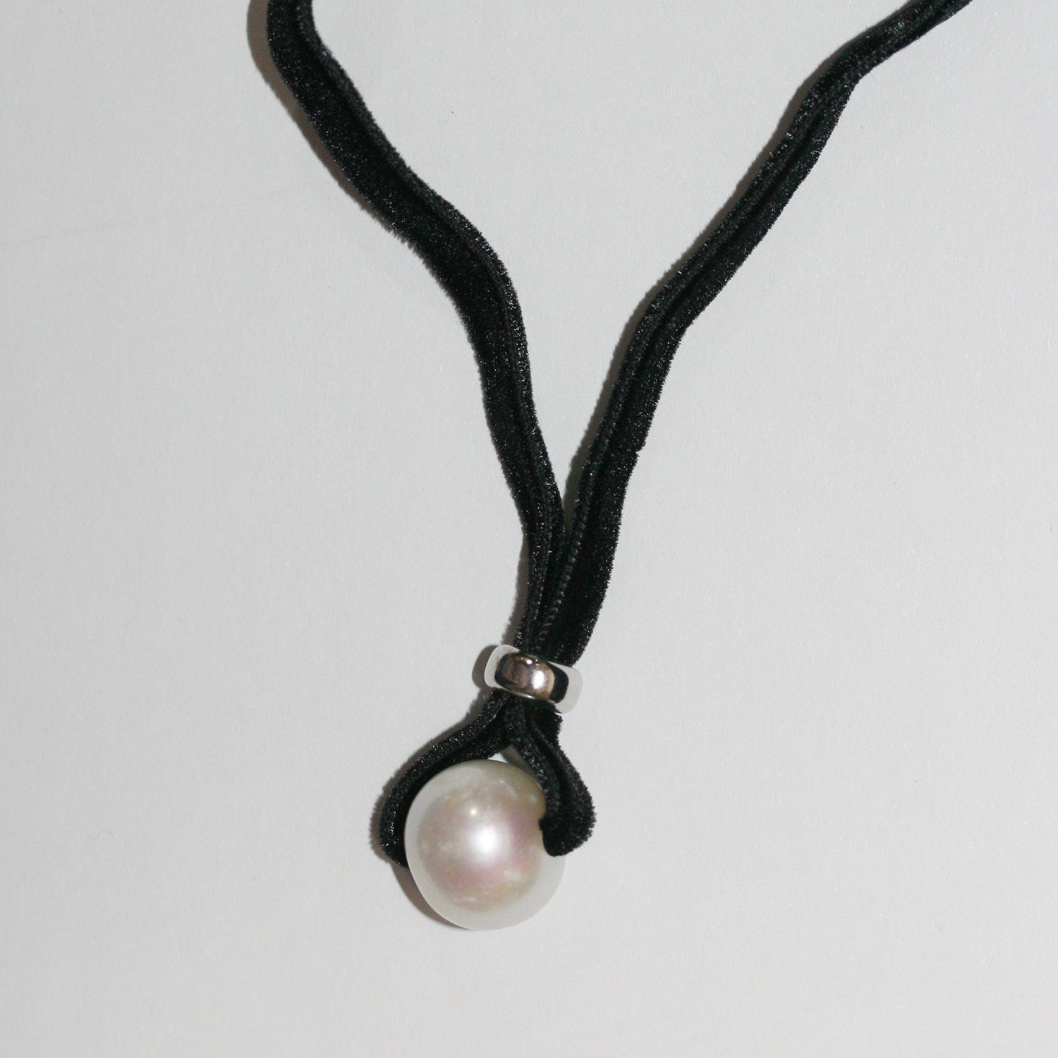 Collier long en velours noir avec perles et argent, 45 cm