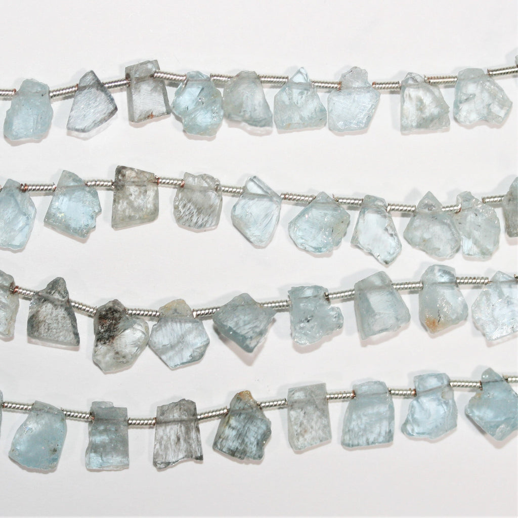 Perles plates irrégulières en aigue-marine de 8 pouces (environ 20 cm), diamètre 9-10 mm. Longueur du fil : 20 cm environ.