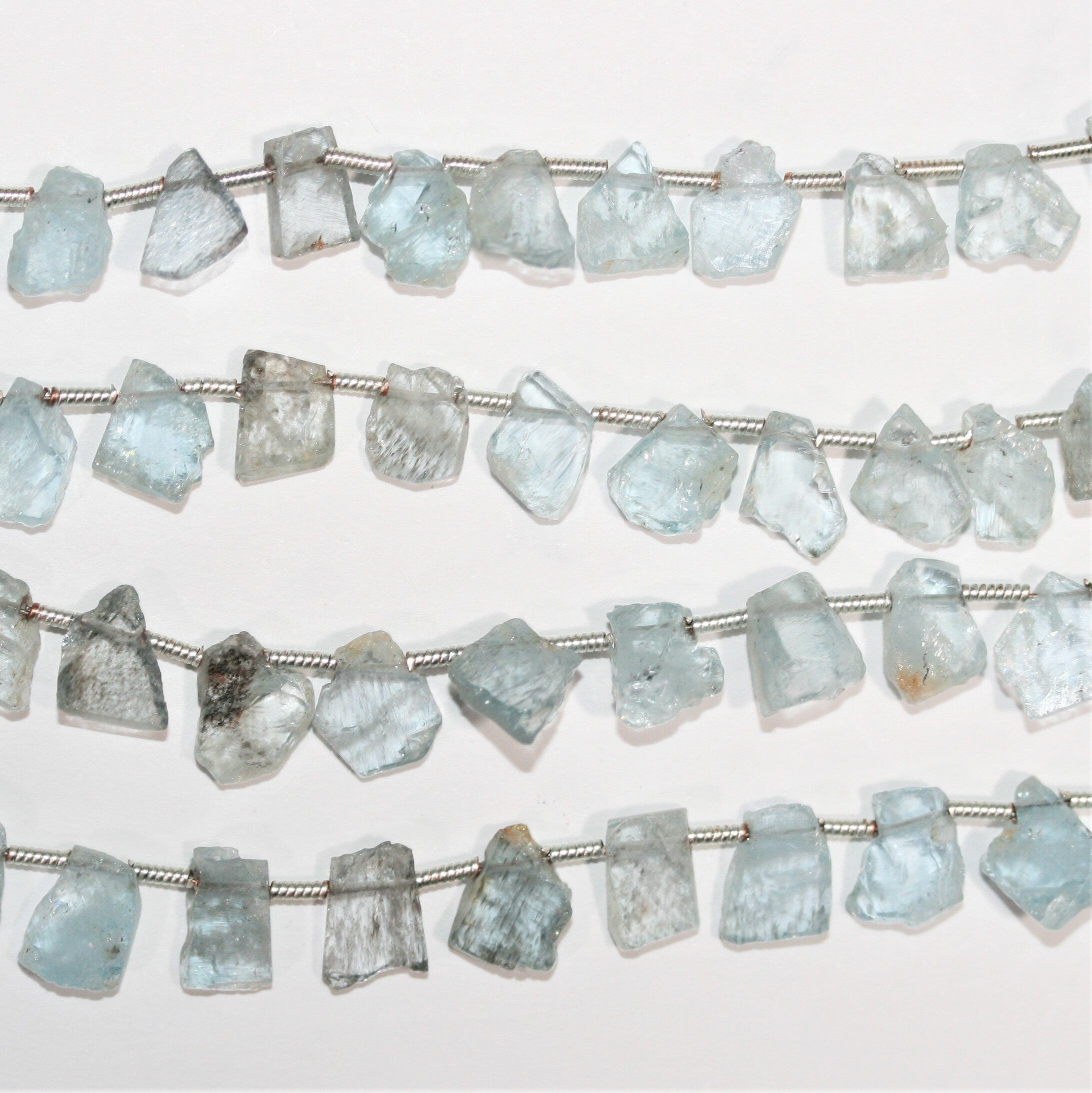 Perles plates irrégulières en aigue-marine de 8 pouces (environ 20 cm), diamètre 9-10 mm. Longueur du fil : 20 cm environ.