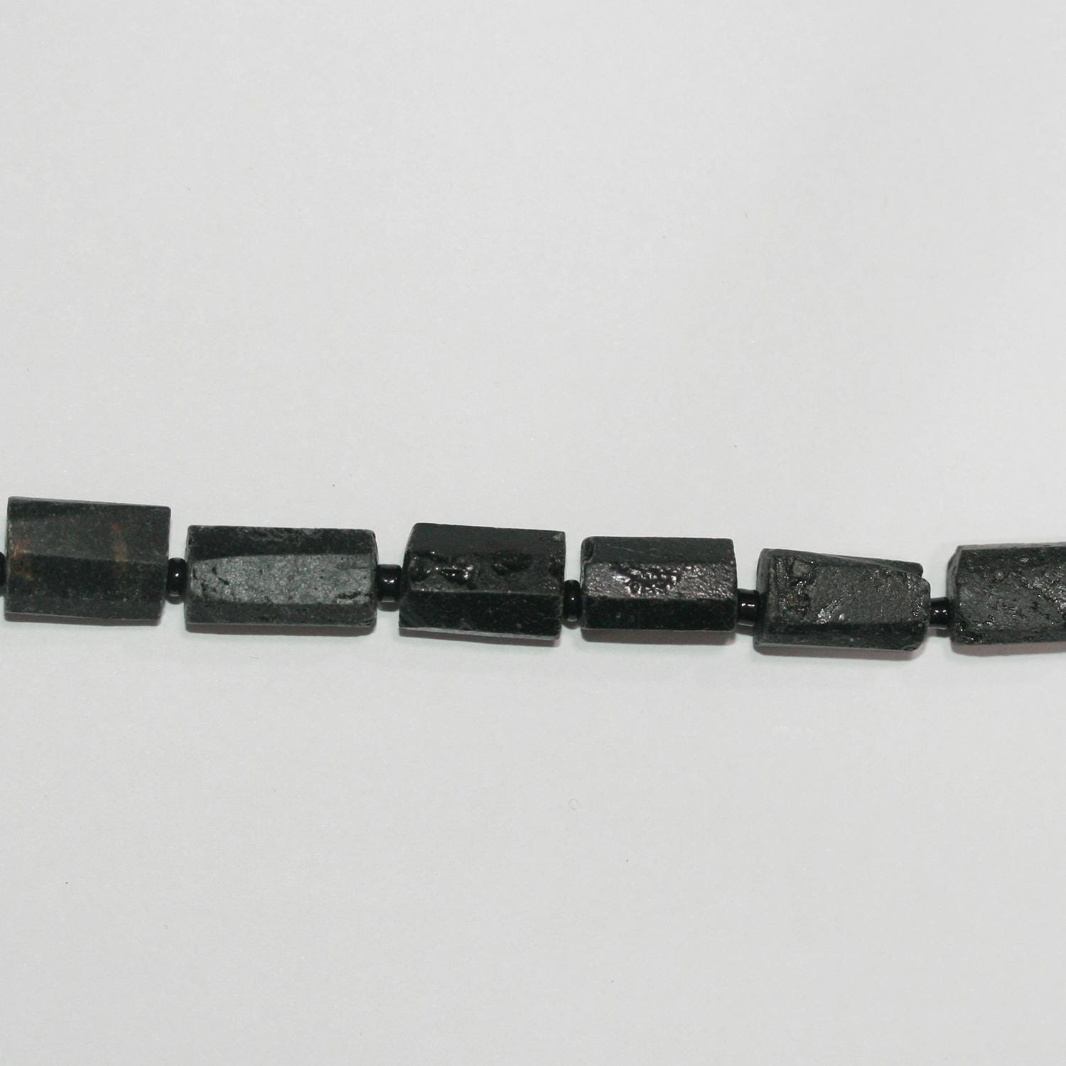 Cuentas de turmalina negra facetadas sin pulir, 16", 12 x 8 mm. Longitud aproximada: 40 cm.