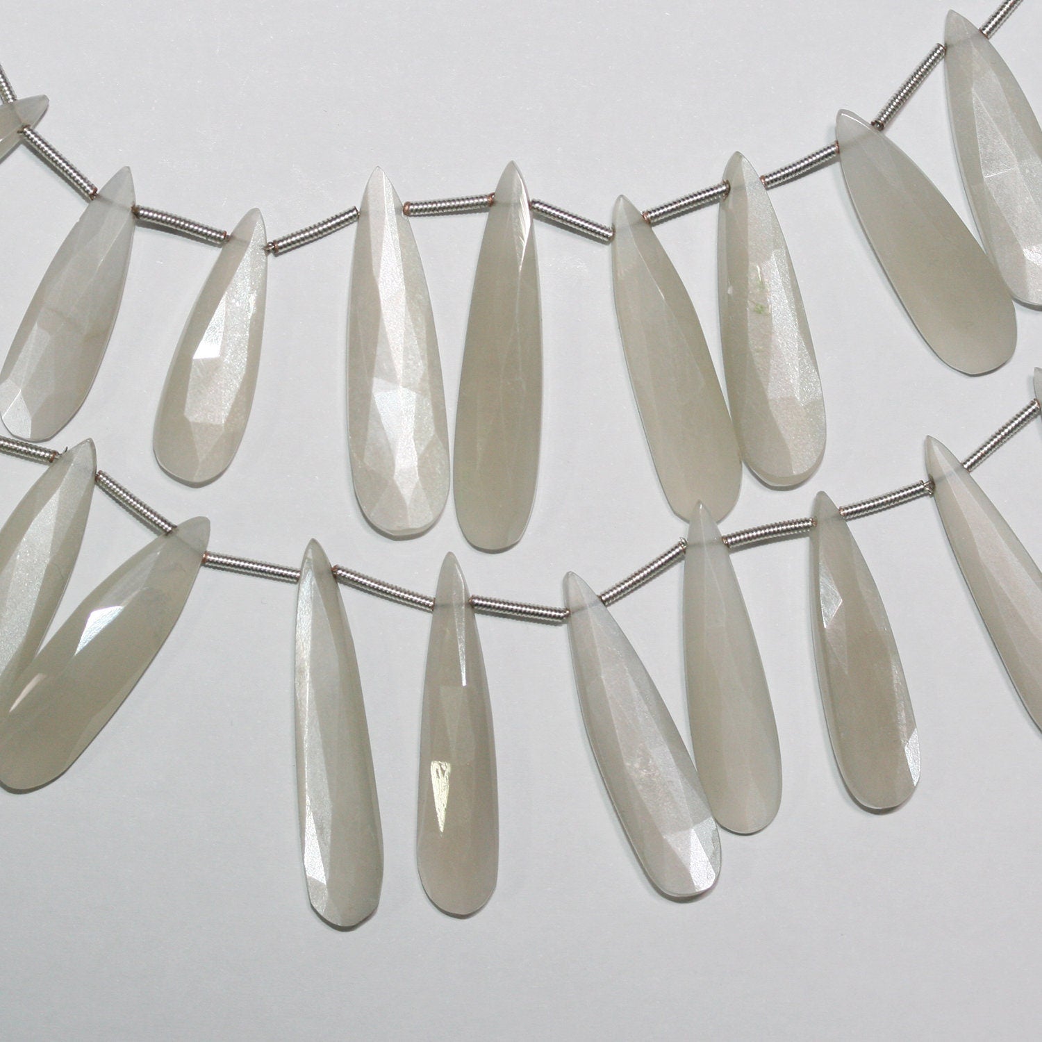 Perles en pierre de lune grise St de taille graduée, en forme de goutte, 21 x 7 à 35 x 8 mm environ - Longueur du fil : 20 cm.