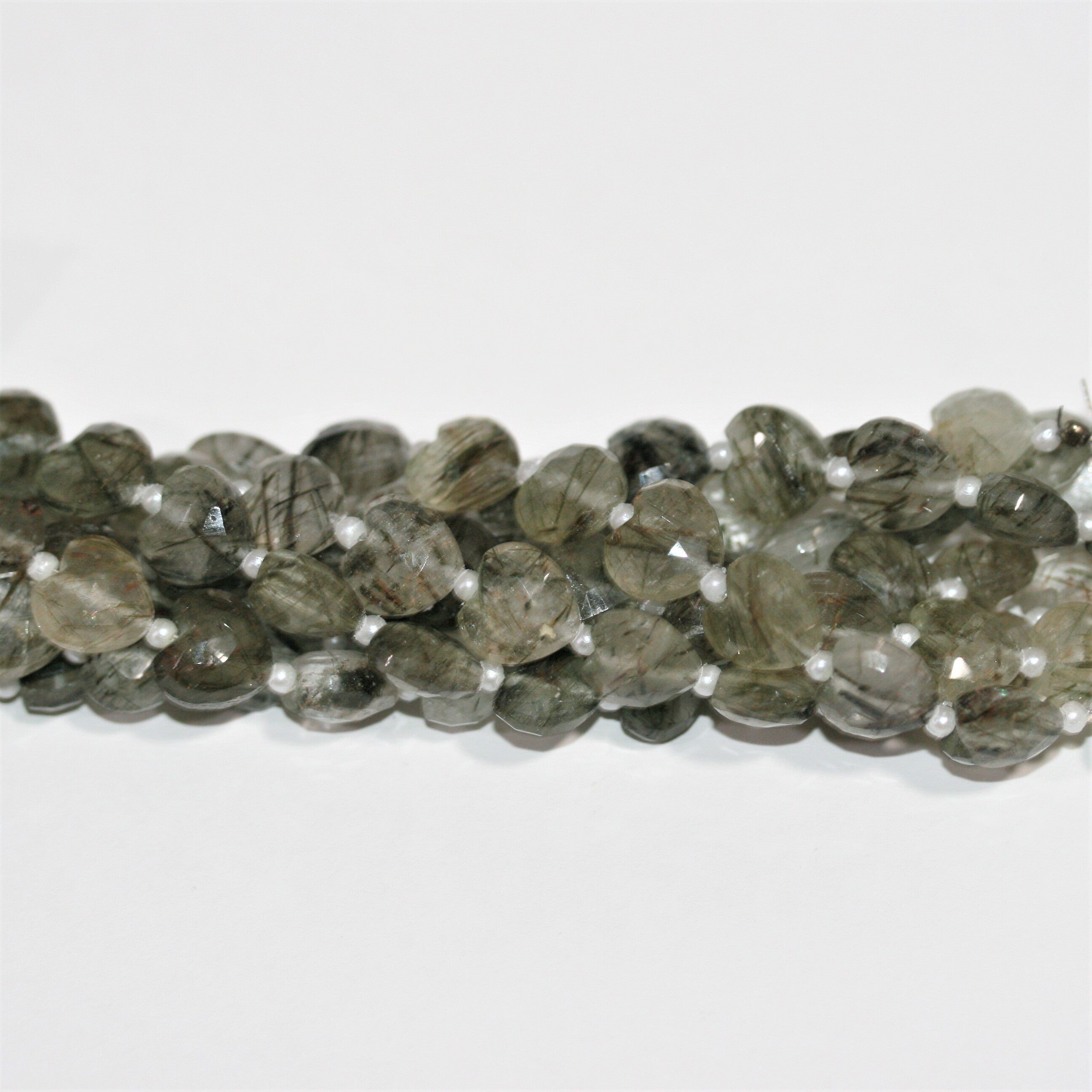 Cuentas de corazón facetadas de cuarzo turmalinado de 7" de St. 8 x 10 mm - Hilo de 17 cm.