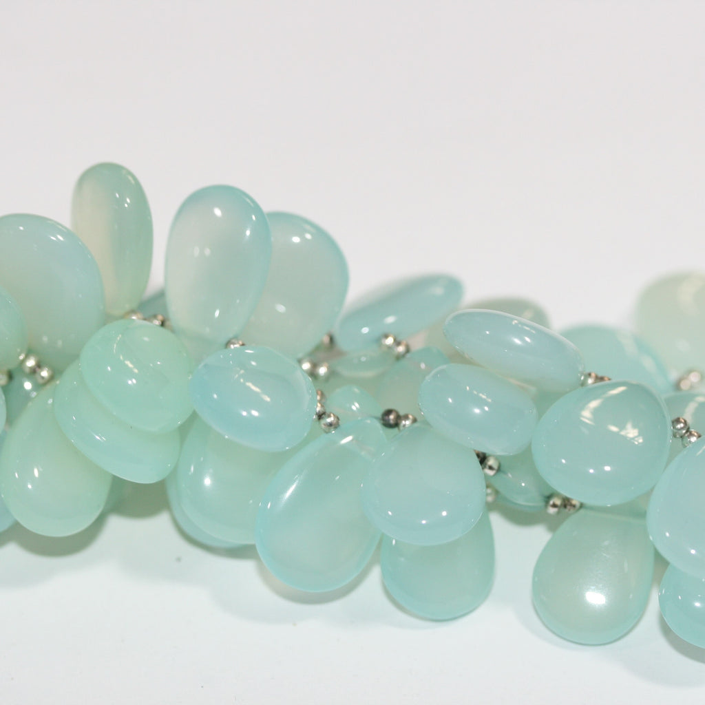 Perles en calcédoine bleu-vert lisses en forme de goutte, 20 x 13 mm. Longueur du fil : environ 22 cm.