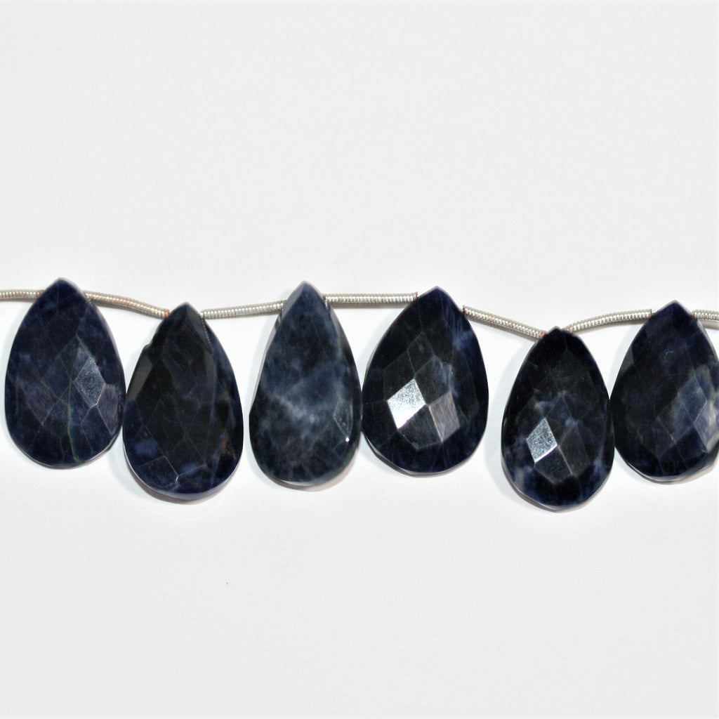 Perles en sodalite St de taille graduée, en forme de goutte, à facettes, de 17 x 10 à 29 x 15 mm. Longueur approximative du fil : 20 cm.